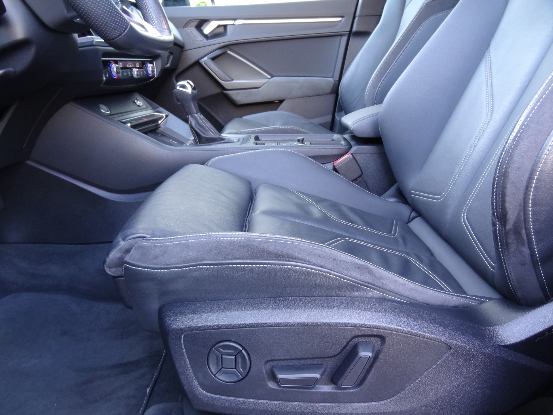 AUDI Q3 45 TFSI S line quattro S-tronic-image-11