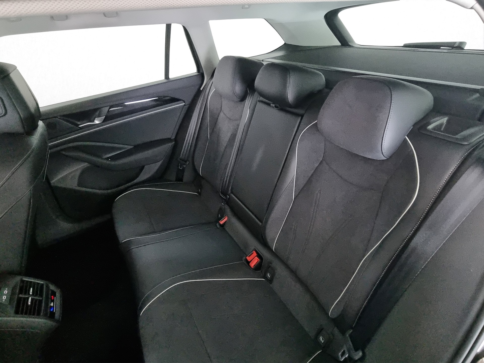 VW Passat Variant 1.5 TSI evo2 Plug-In- Hybrid Busine-image-6