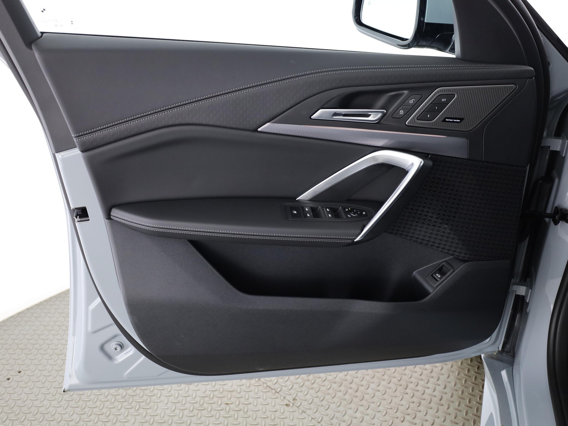 BMW iX2 30 xDrive-image-10