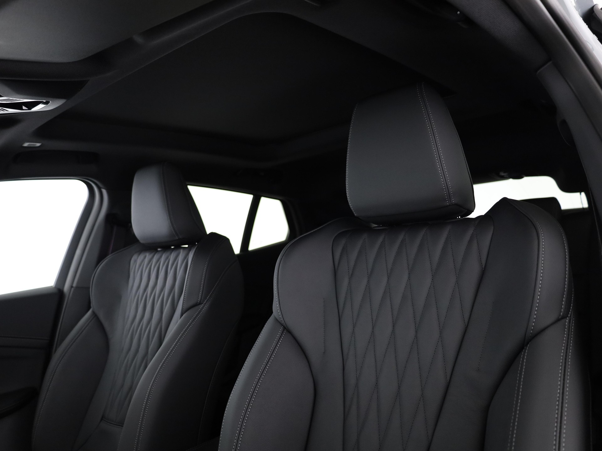 BMW iX2 30 xDrive-image-12