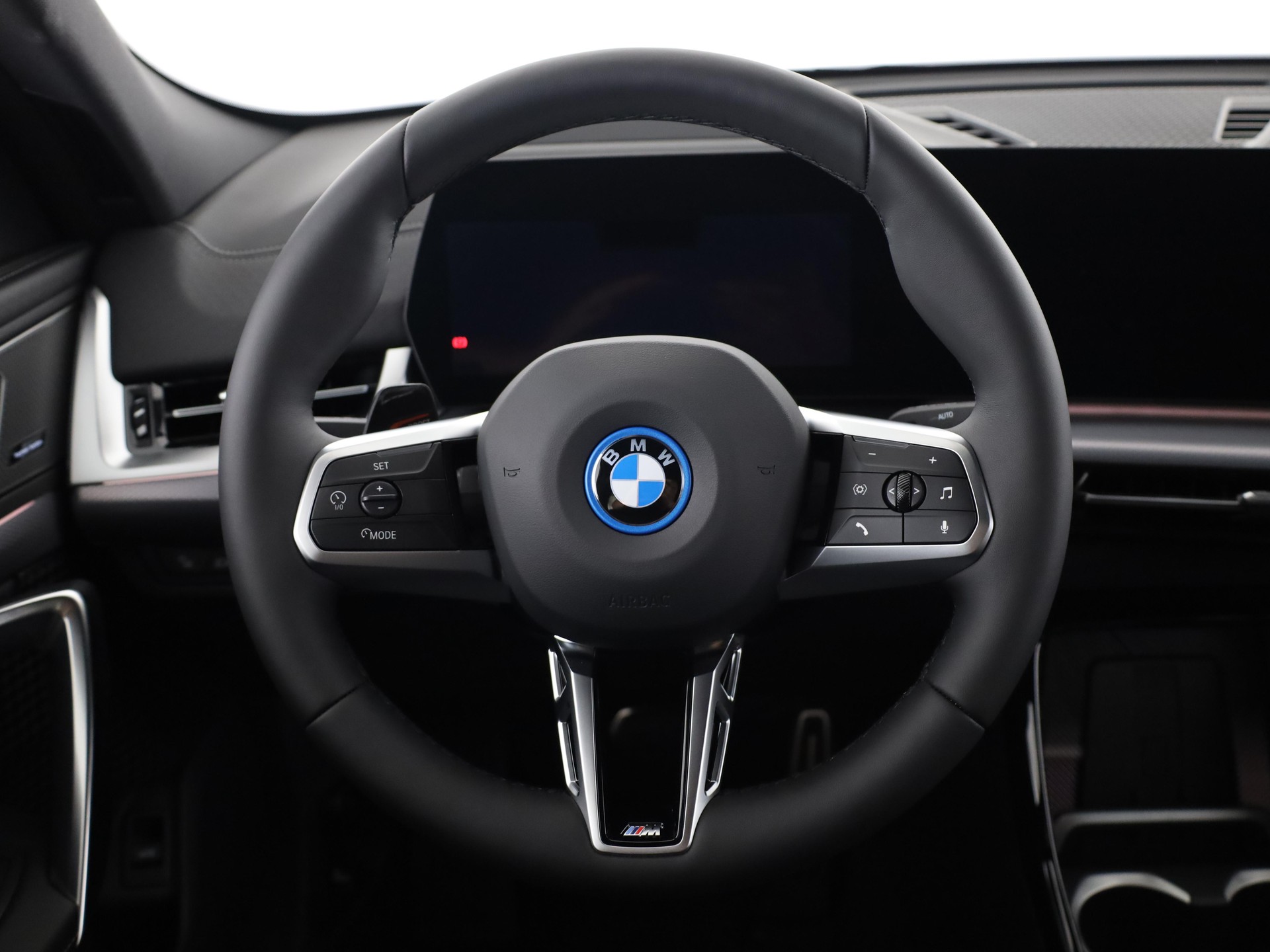 BMW iX2 30 xDrive-image-18
