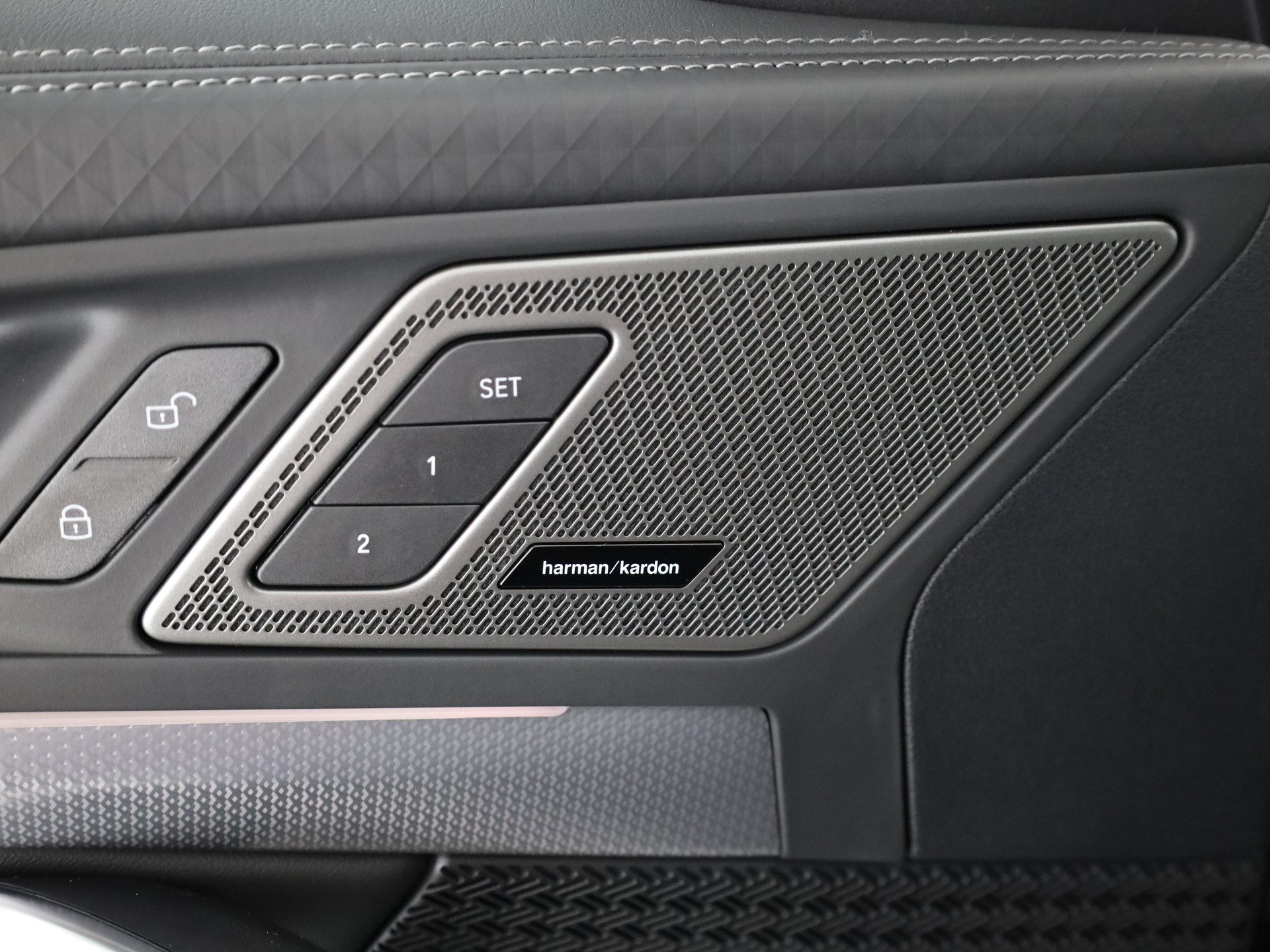 BMW iX2 30 xDrive-image-11