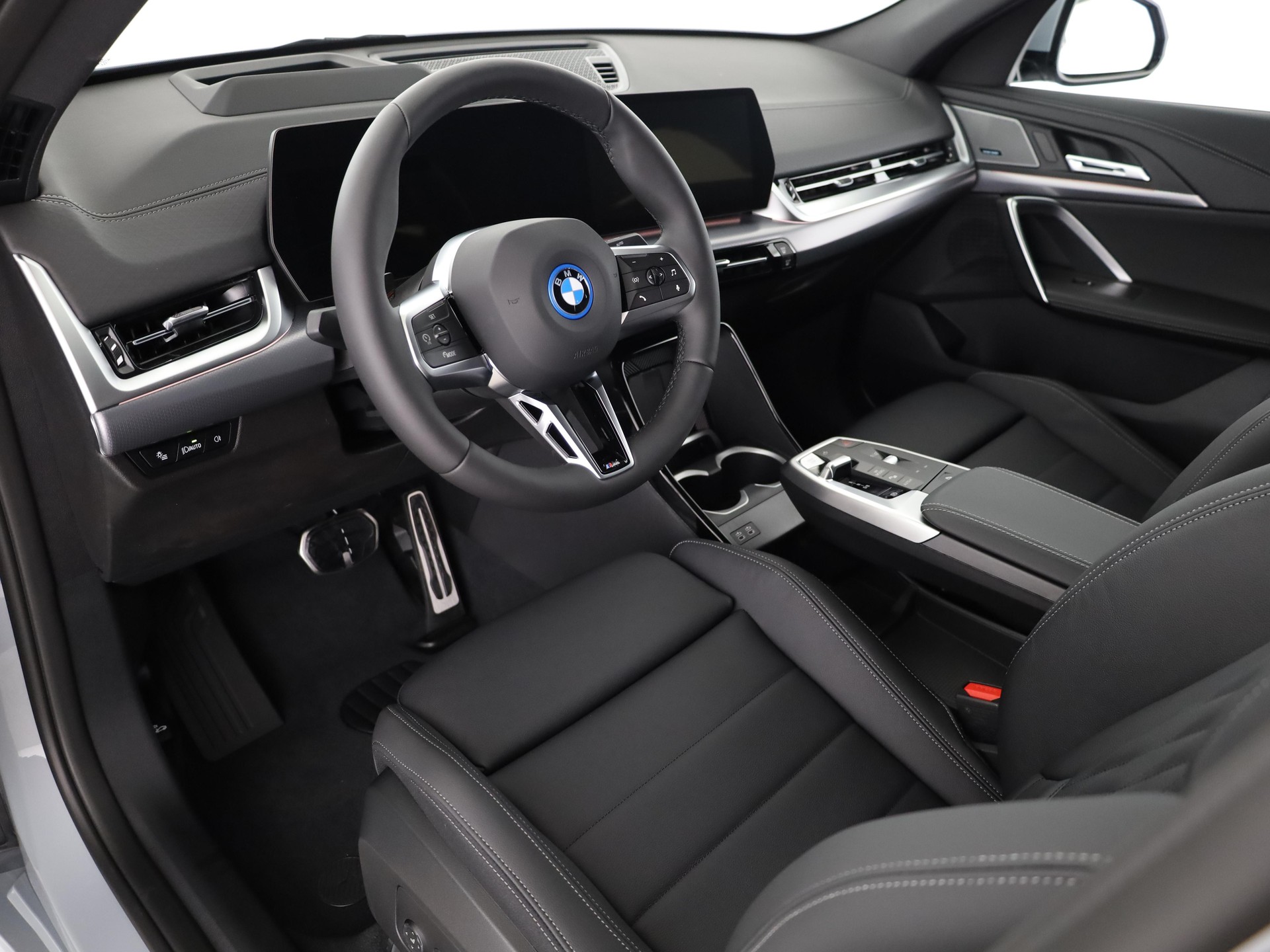 BMW iX2 30 xDrive-image-13