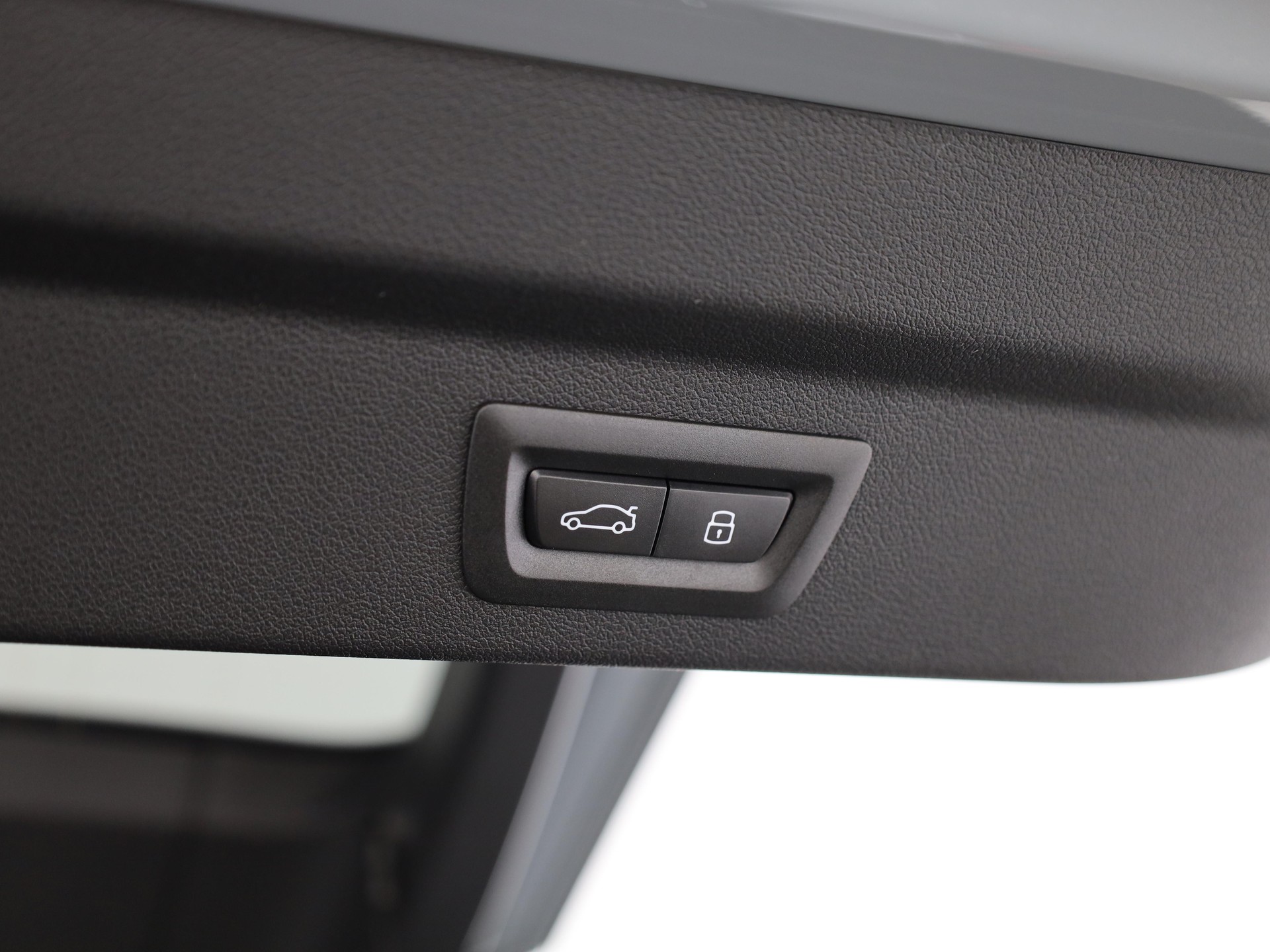 BMW iX2 30 xDrive-image-9