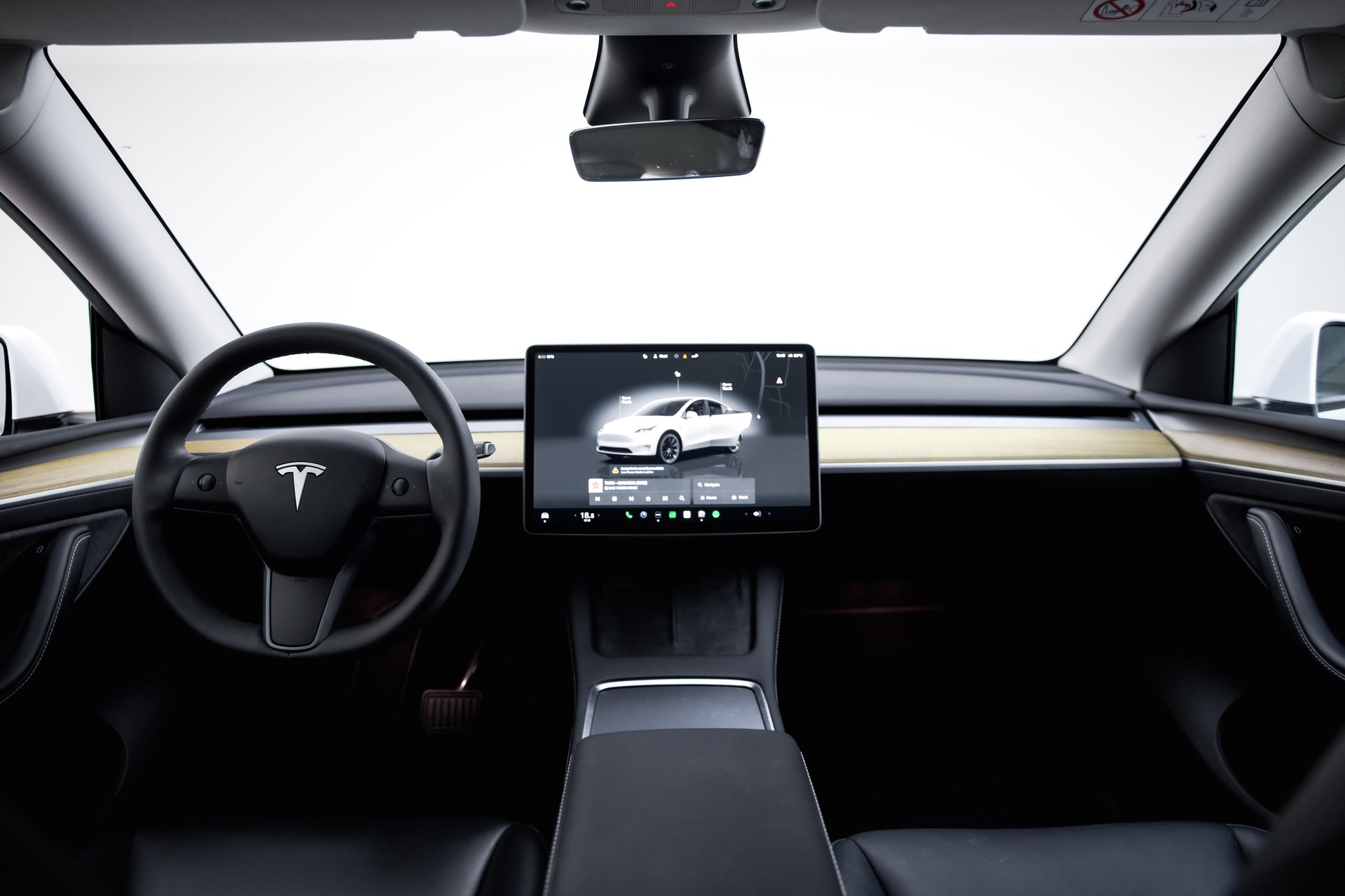 TESLA Model Y Long Range-showroom-element-2