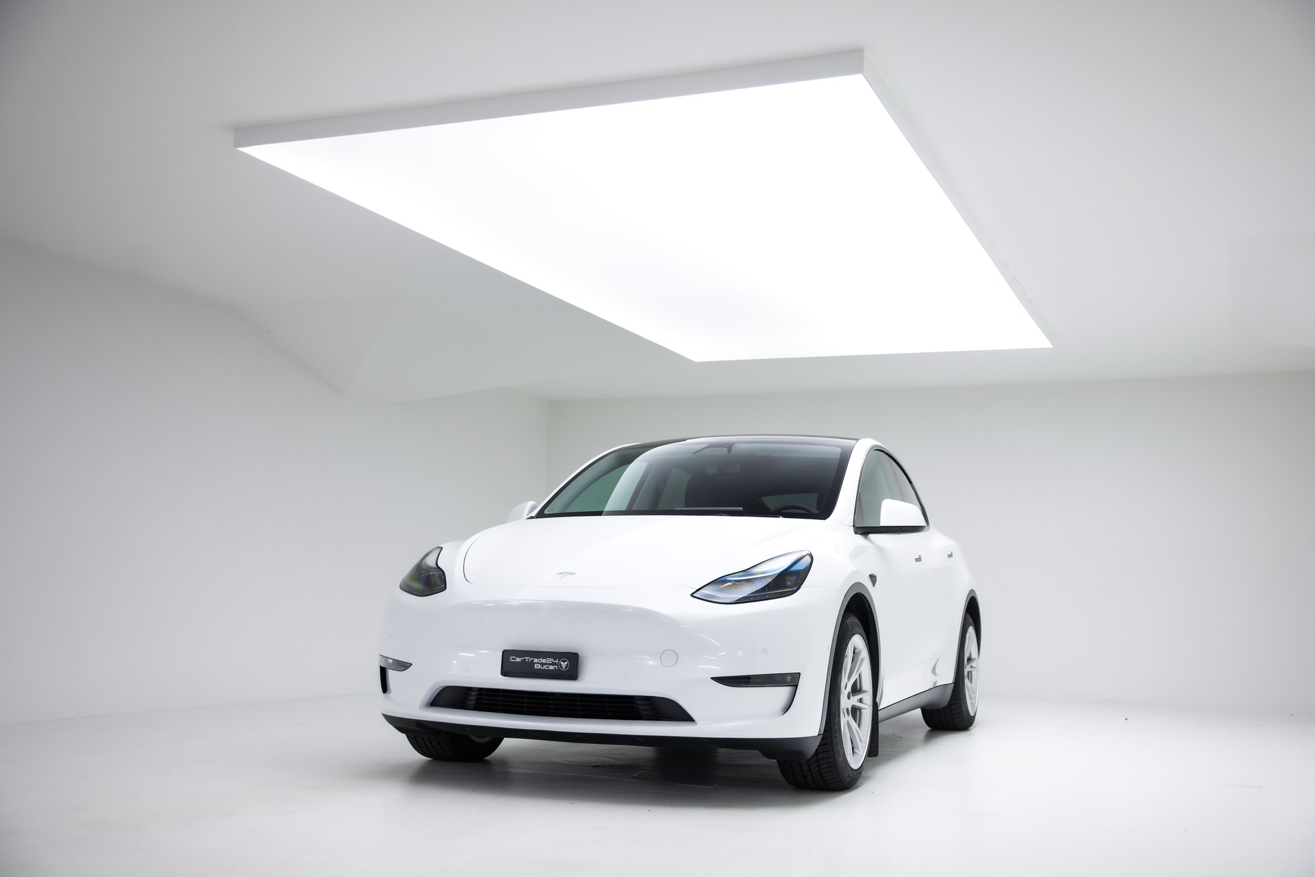 TESLA Model Y Long Range-showroom-element-3