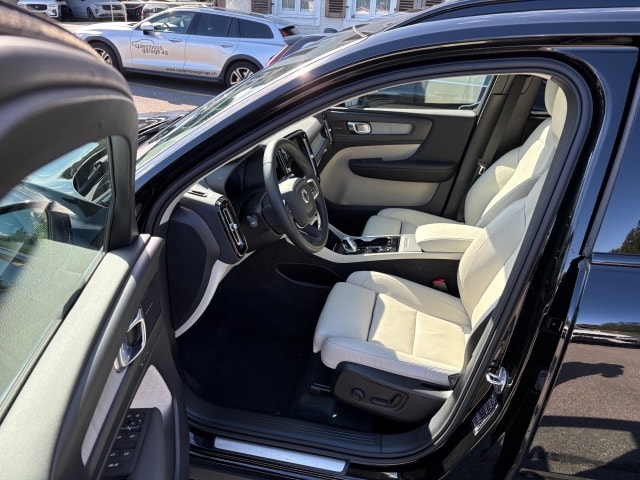 VOLVO XC40 2.0 B5 MH Ultimate Dark AWD-image-5
