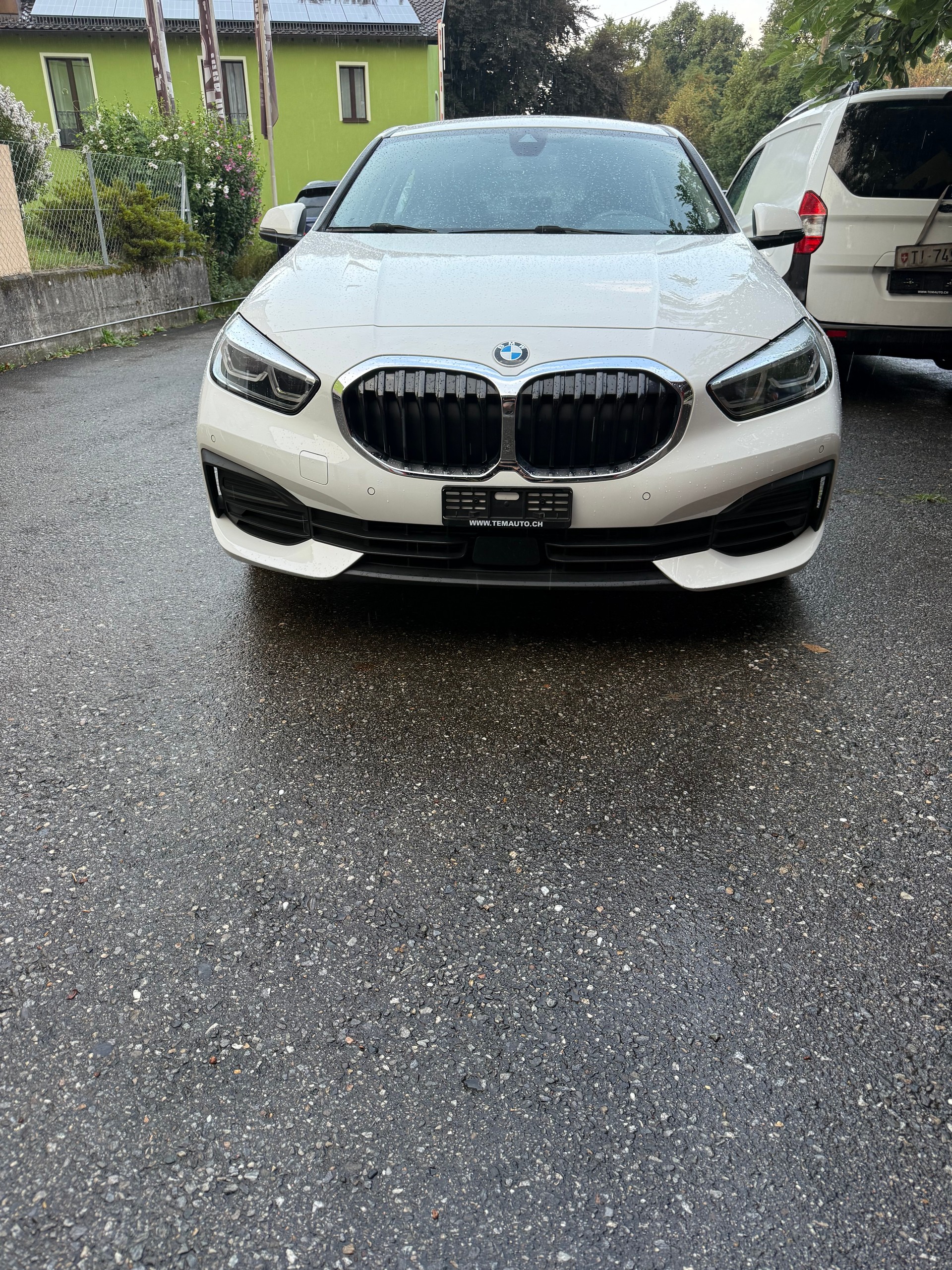 BMW 118i-image-0