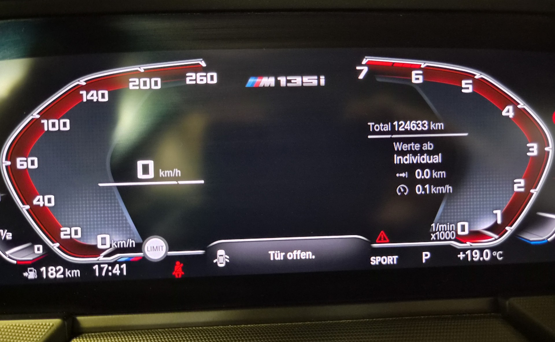 BMW M135i xDrive Steptronic-image-14