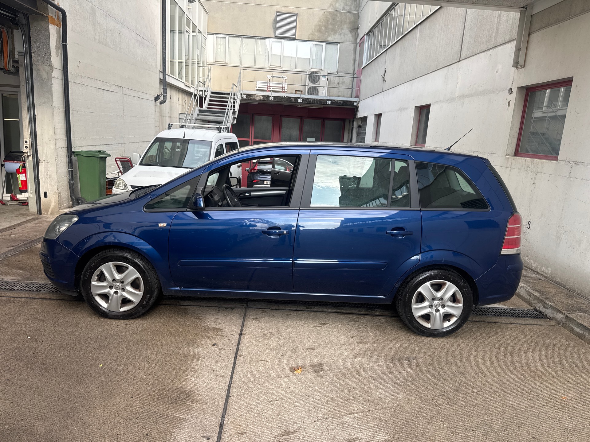 OPEL Zafira 2.2i 16V Essentia-image-2