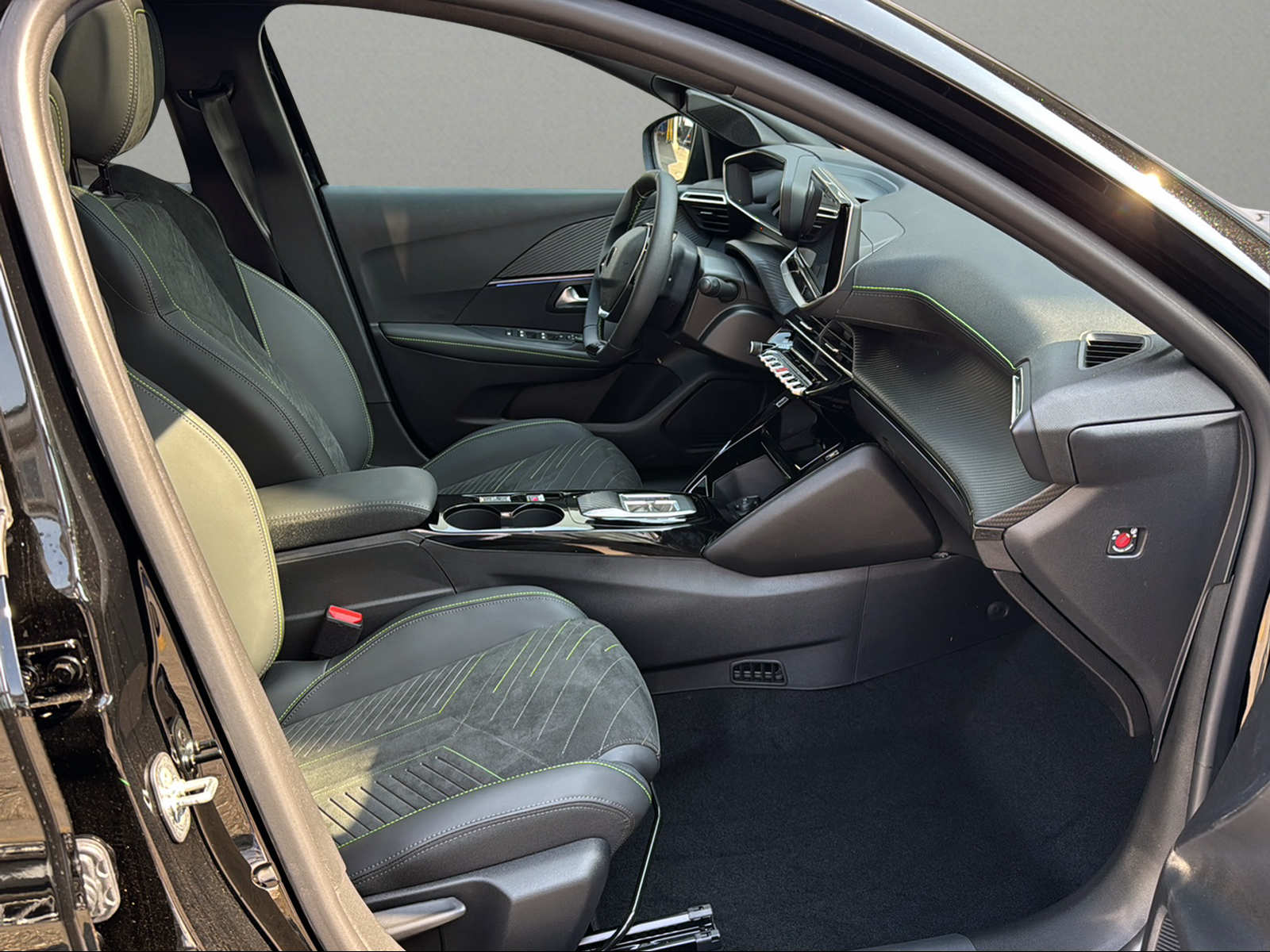 PEUGEOT 208 1.2 MHEV 145 GT Exclusive-image-14