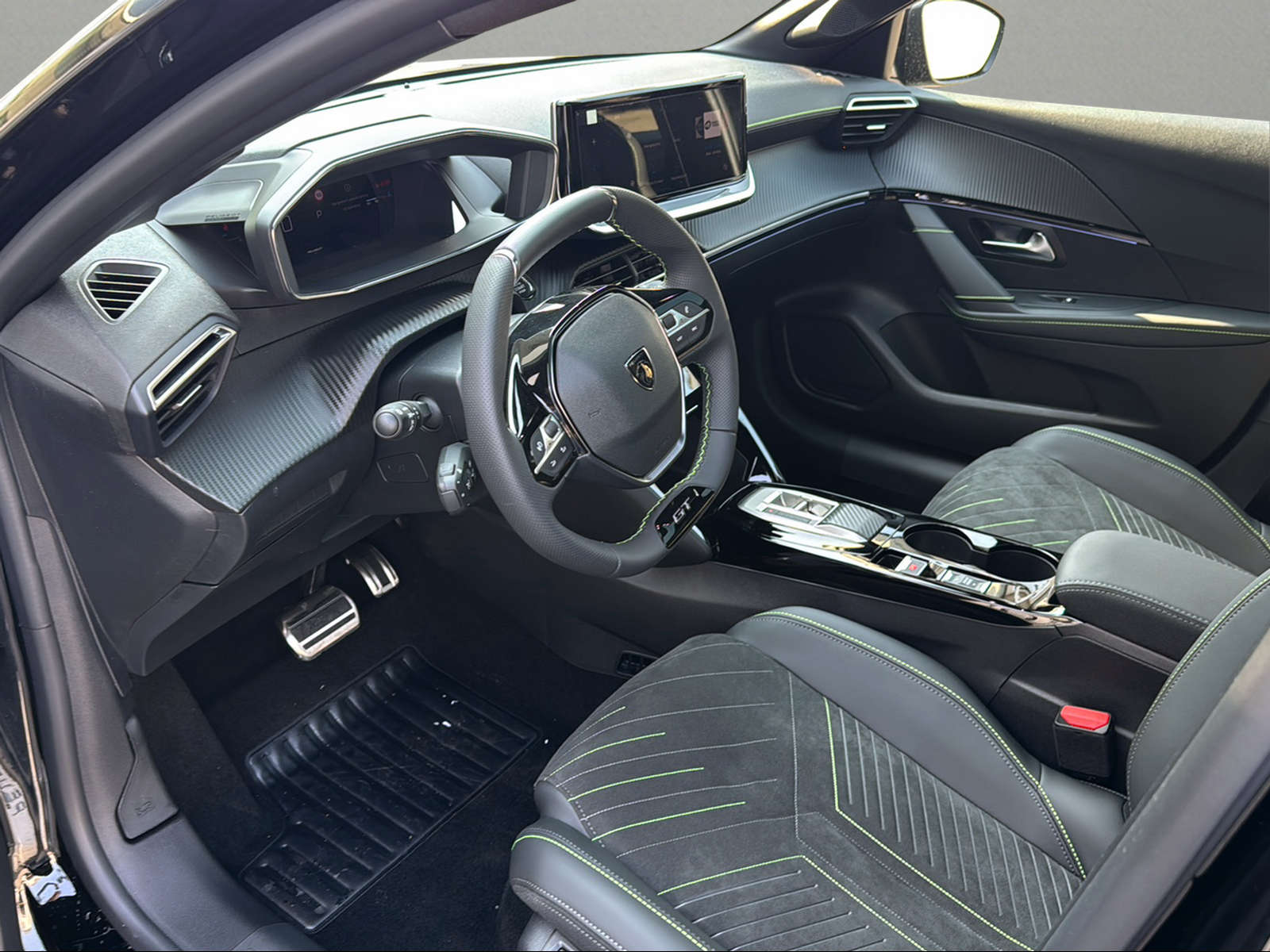 PEUGEOT 208 1.2 MHEV 145 GT Exclusive-image-4