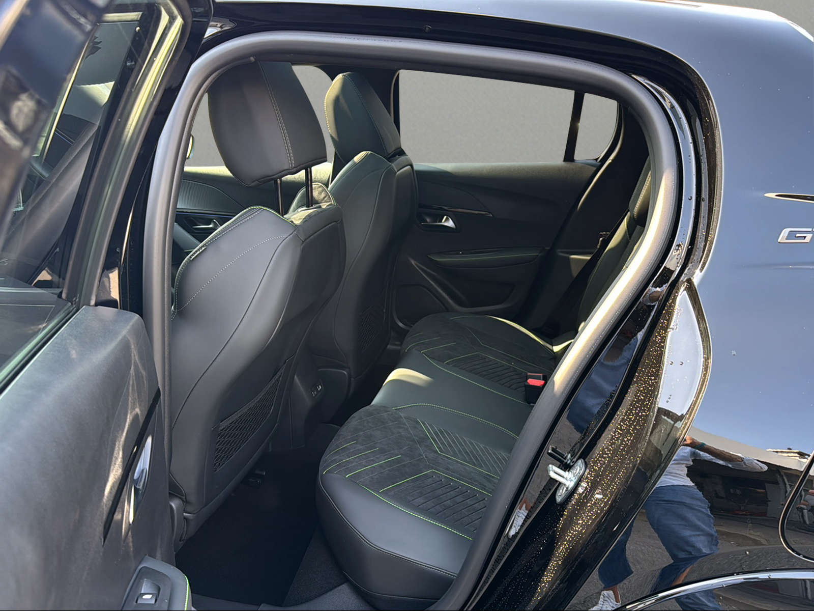 PEUGEOT 208 1.2 MHEV 145 GT Exclusive-image-7