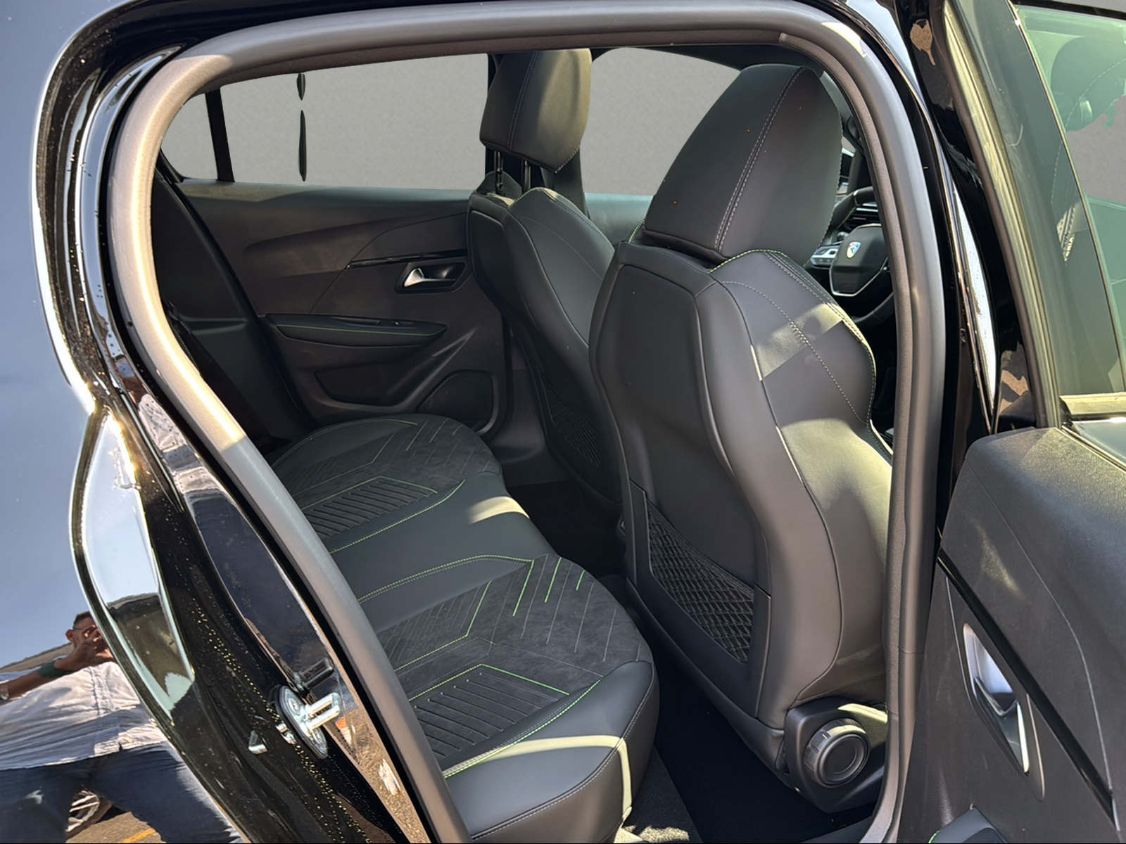 PEUGEOT 208 1.2 MHEV 145 GT Exclusive-image-13