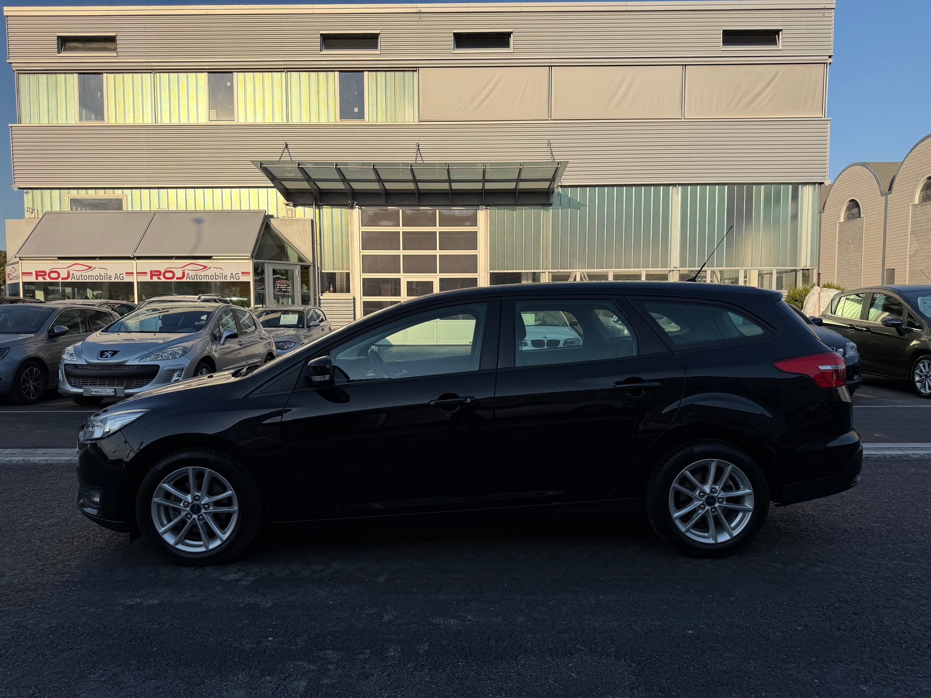 FORD Focus 1.6i VCT Trend PowerShift-image-0