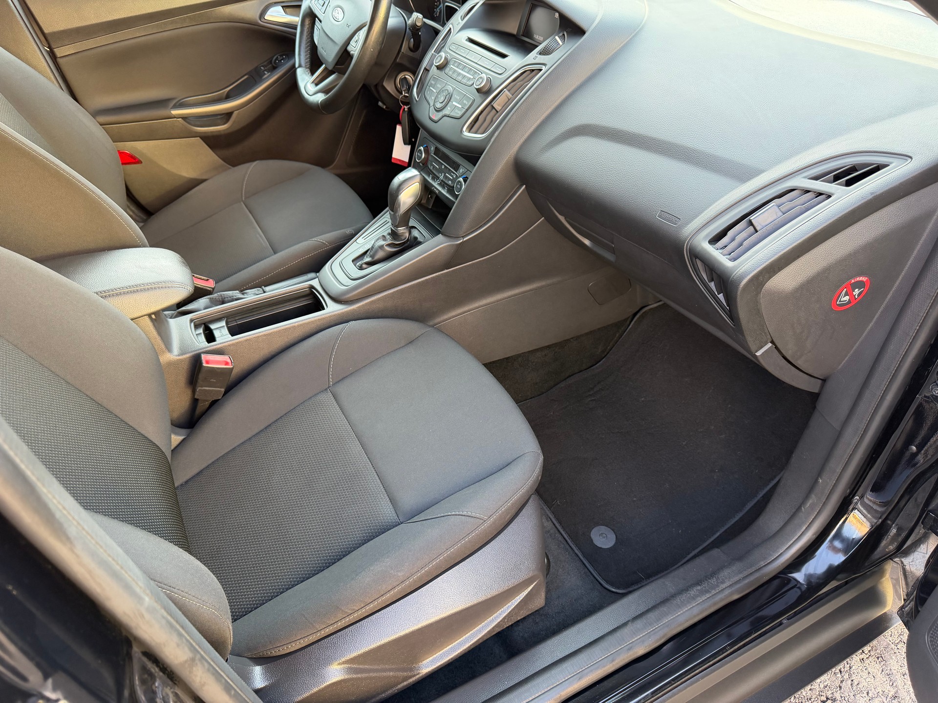 FORD Focus 1.6i VCT Trend PowerShift-image-12