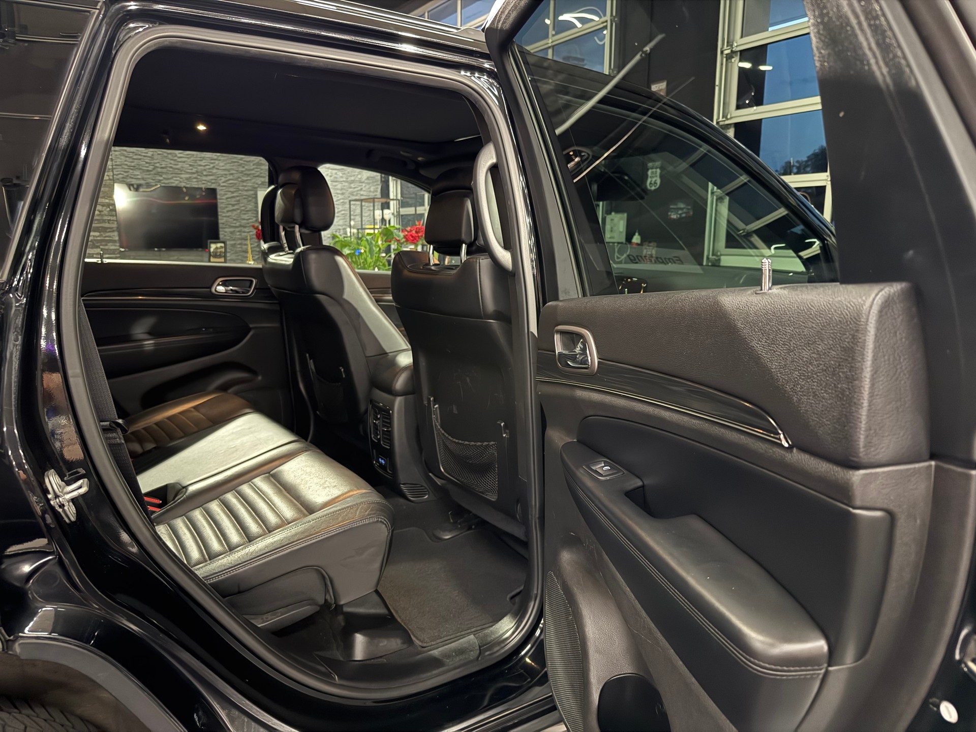 JEEP Grand Cherokee 3.0 CRD Night Eagle Automatic-image-12