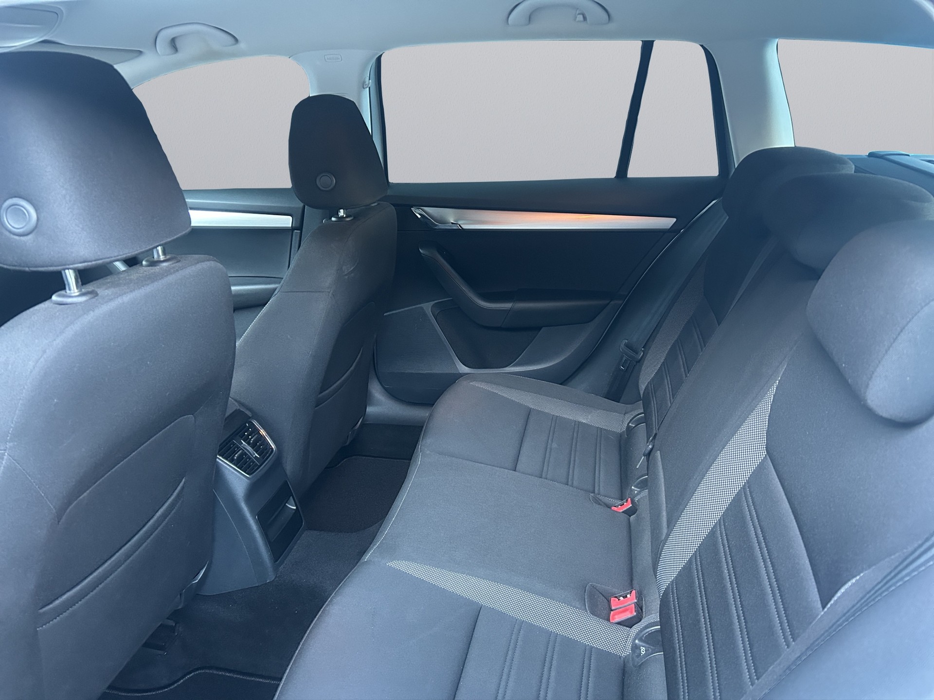SKODA Octavia Combi 2.0 TDI Ambition 4x4 DSG-image-10