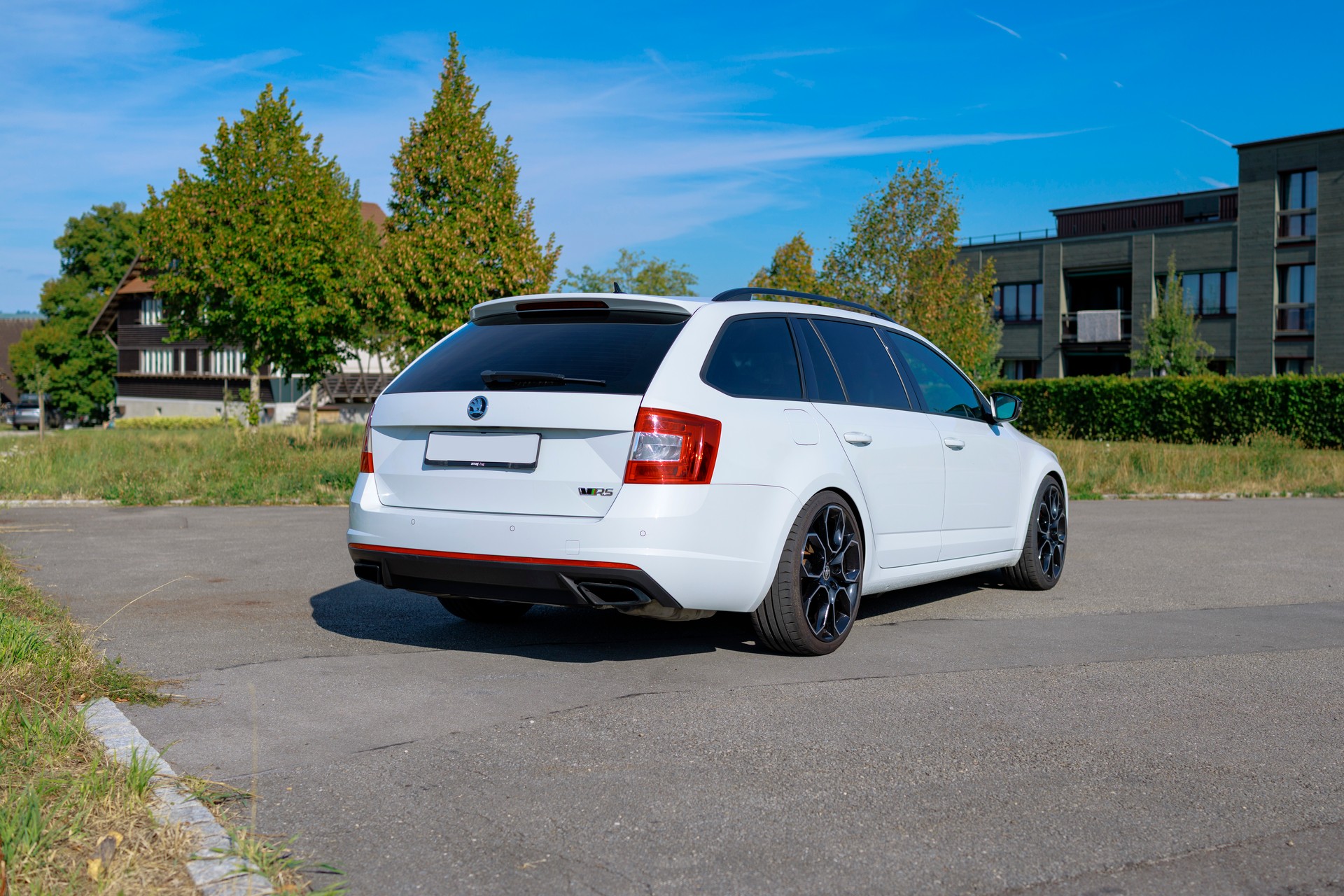 SKODA Octavia Combi 2.0 TSI RS 230 (275PS)-image-1