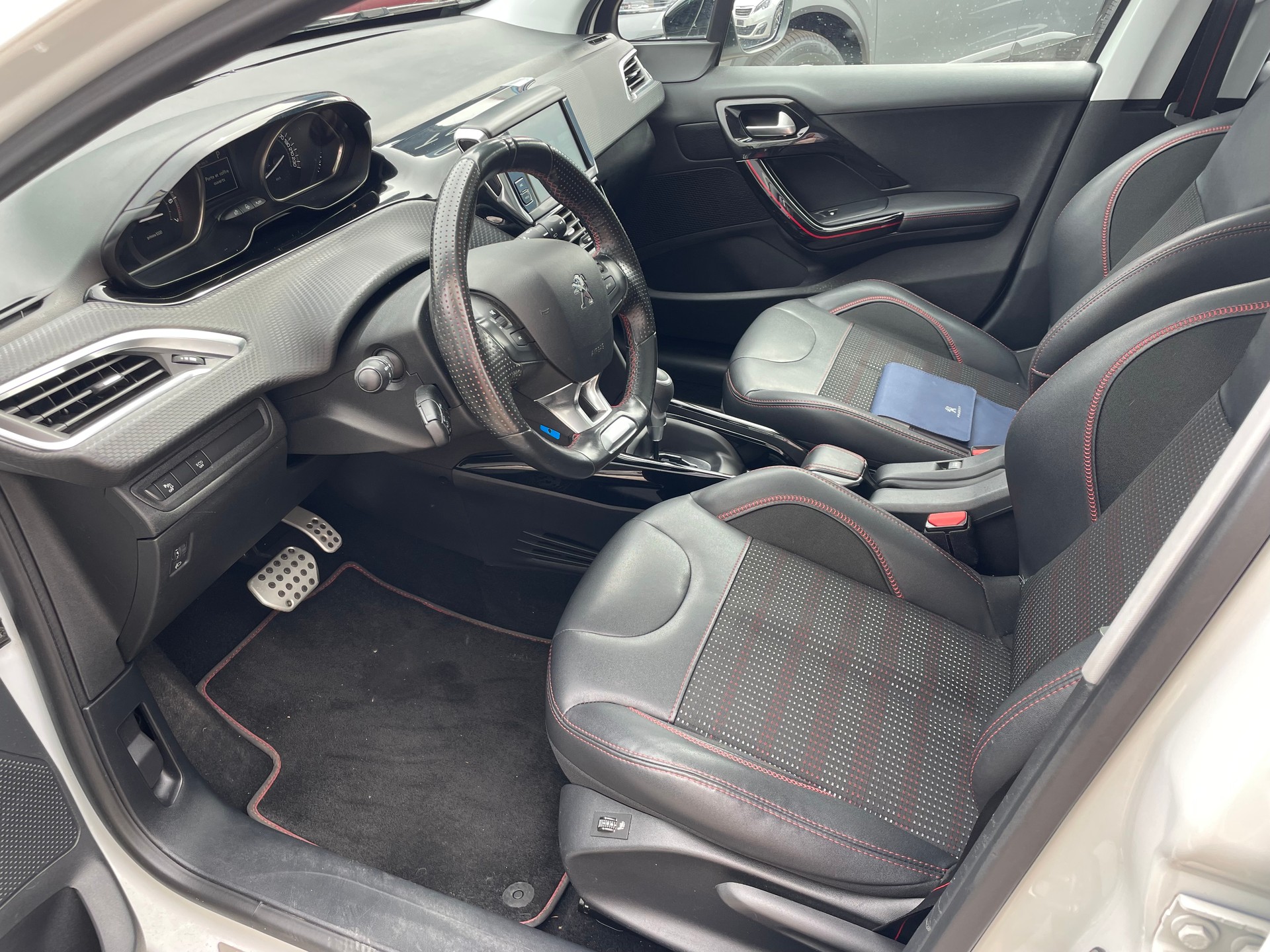 PEUGEOT 2008 1.2 PureTech GT Line EAT6-image-5