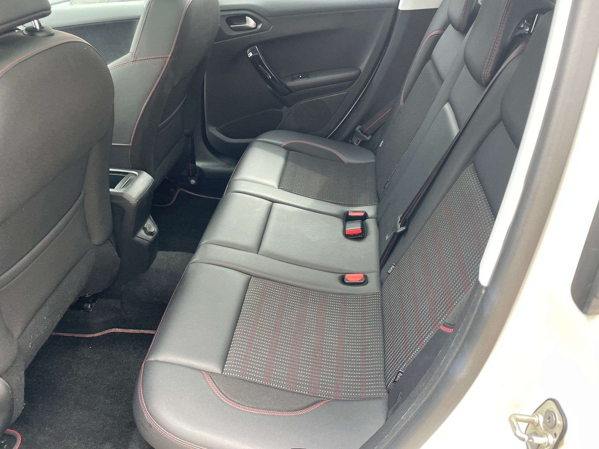 PEUGEOT 2008 1.2 PureTech GT Line EAT6-image-6
