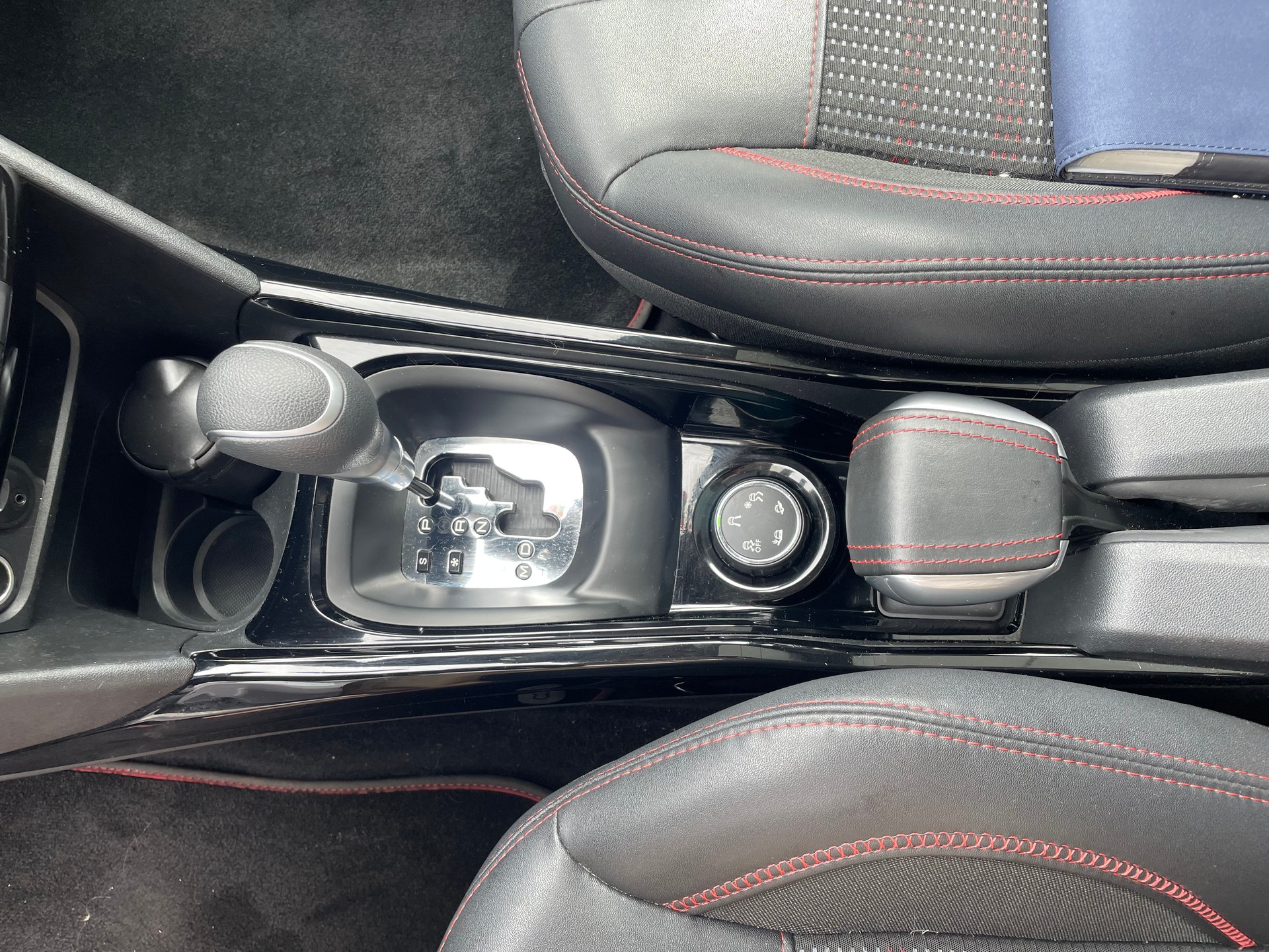 PEUGEOT 2008 1.2 PureTech GT Line EAT6-image-14