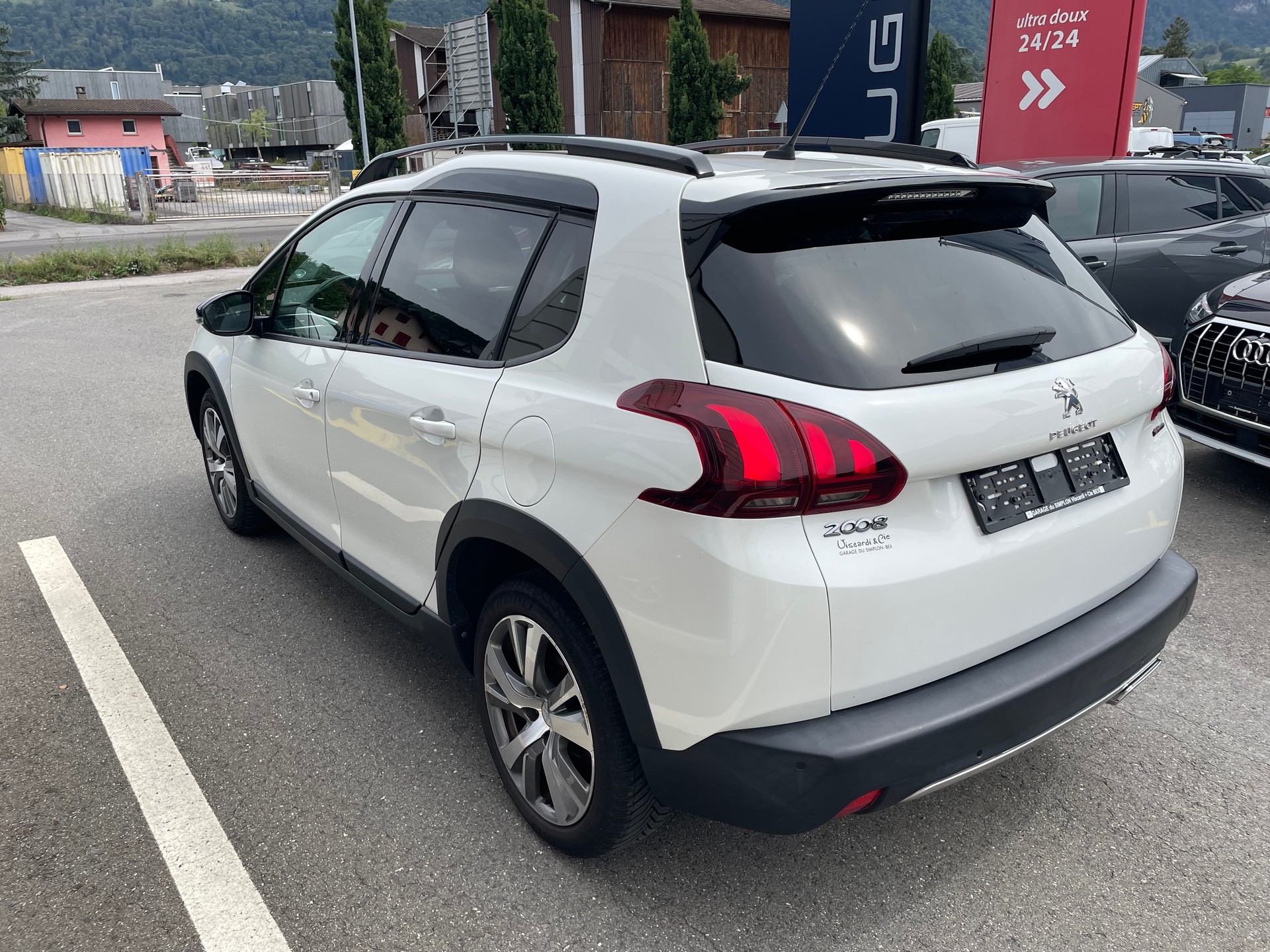 PEUGEOT 2008 1.2 PureTech GT Line EAT6-image-1
