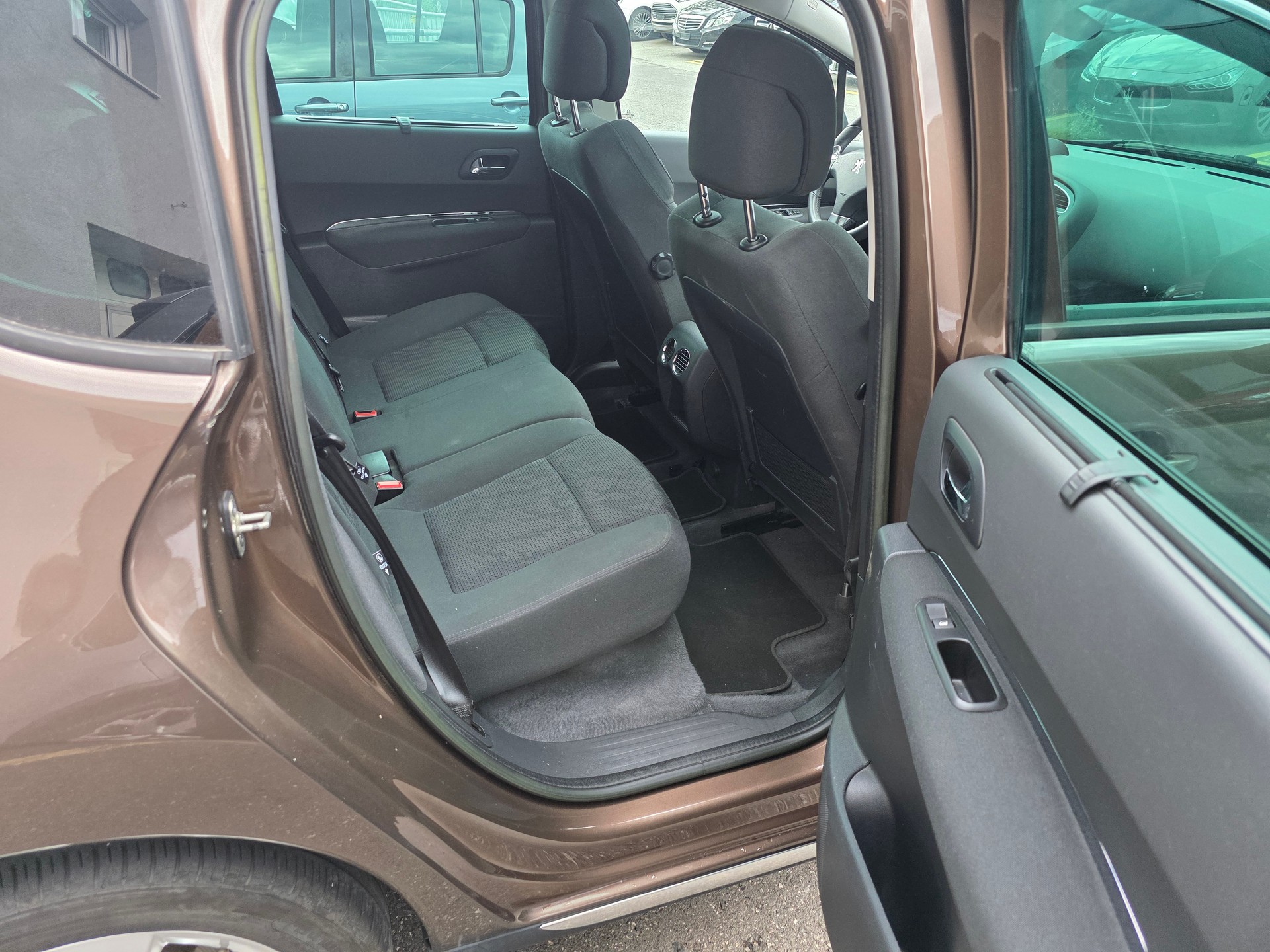 PEUGEOT 3008 1.6 16V T Platinum-image-9