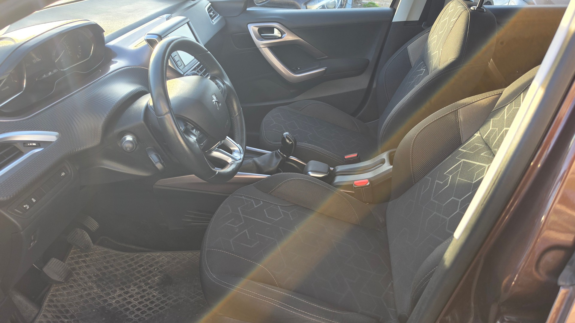 PEUGEOT 2008 1.6 VTI Féline-image-9