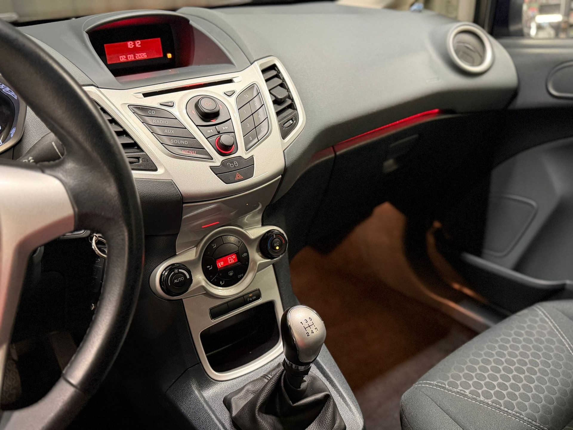 FORD Fiesta 1.6 16V Titanium-image-6