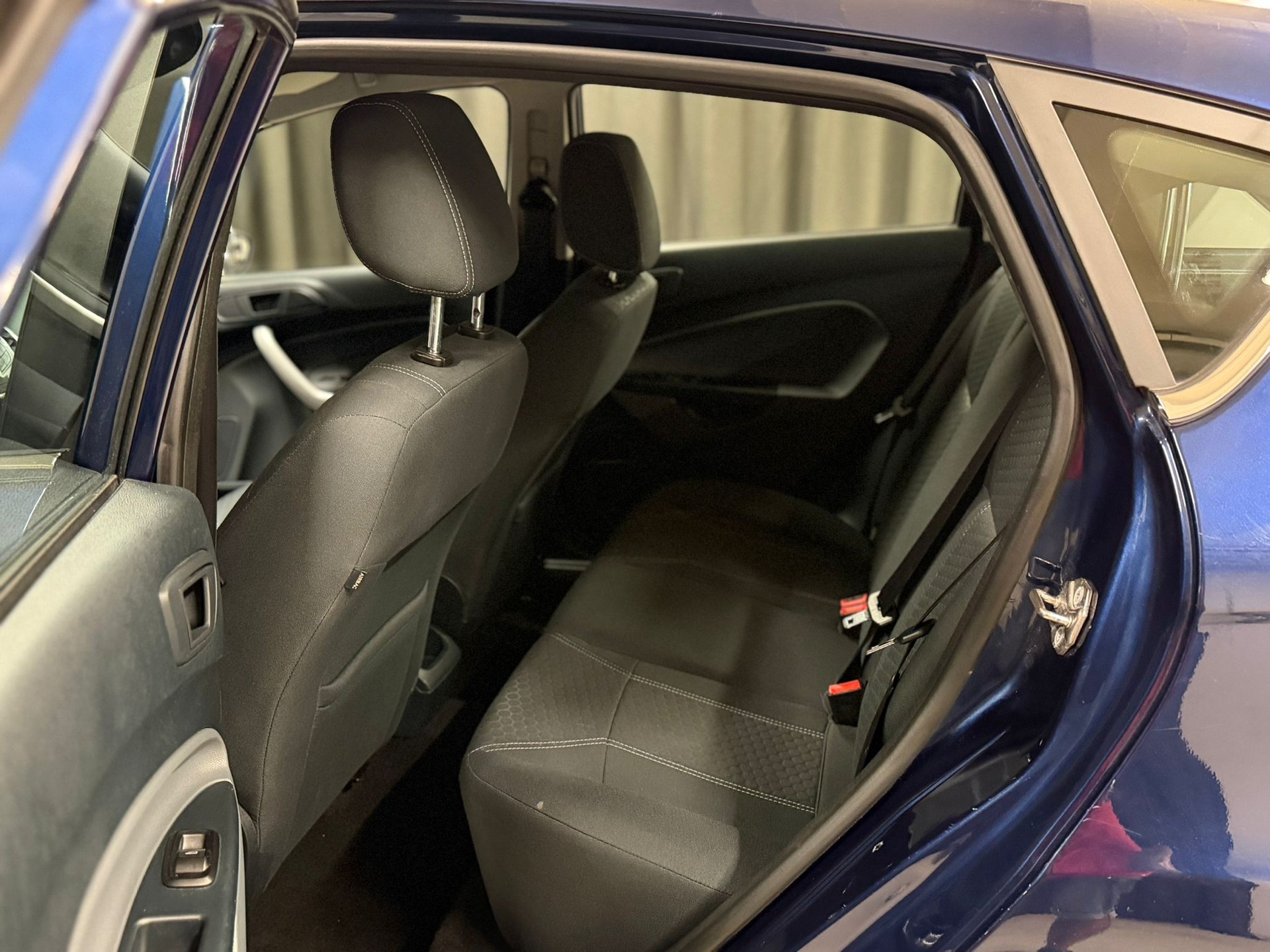 FORD Fiesta 1.6 16V Titanium-image-8