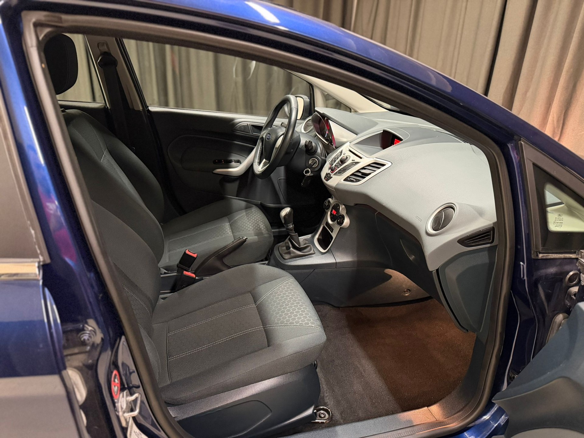 FORD Fiesta 1.6 16V Titanium-image-11