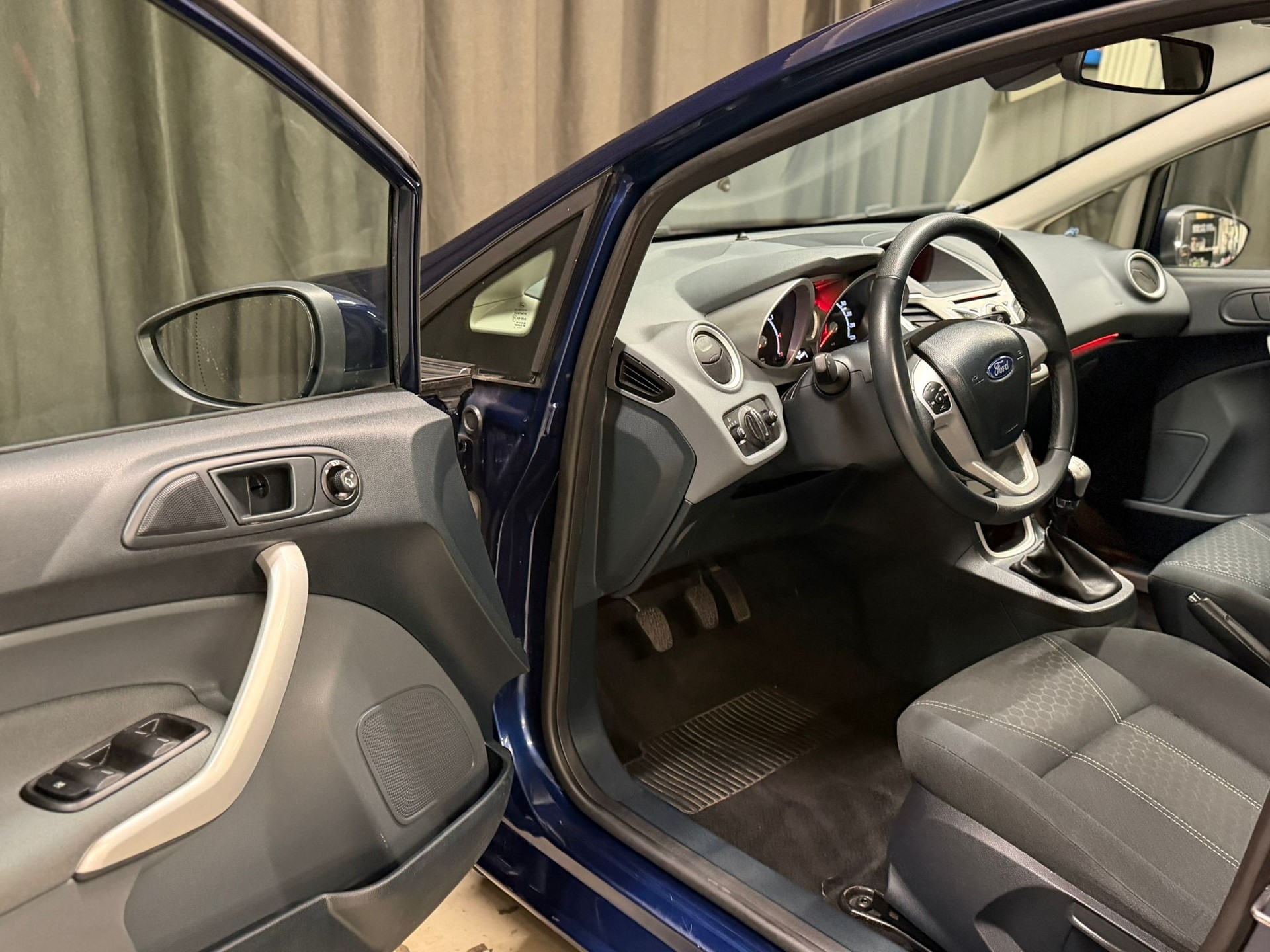 FORD Fiesta 1.6 16V Titanium-image-9