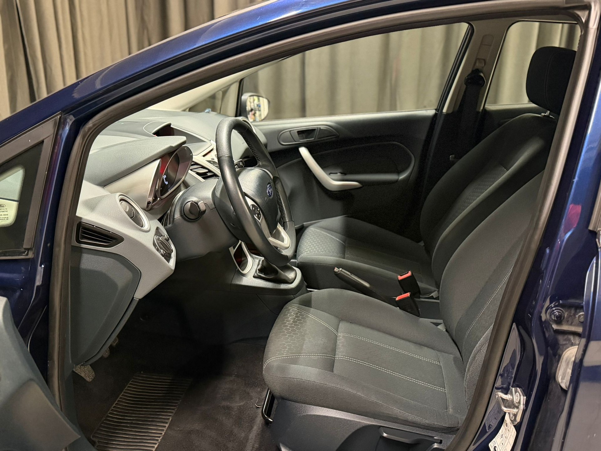 FORD Fiesta 1.6 16V Titanium-image-10