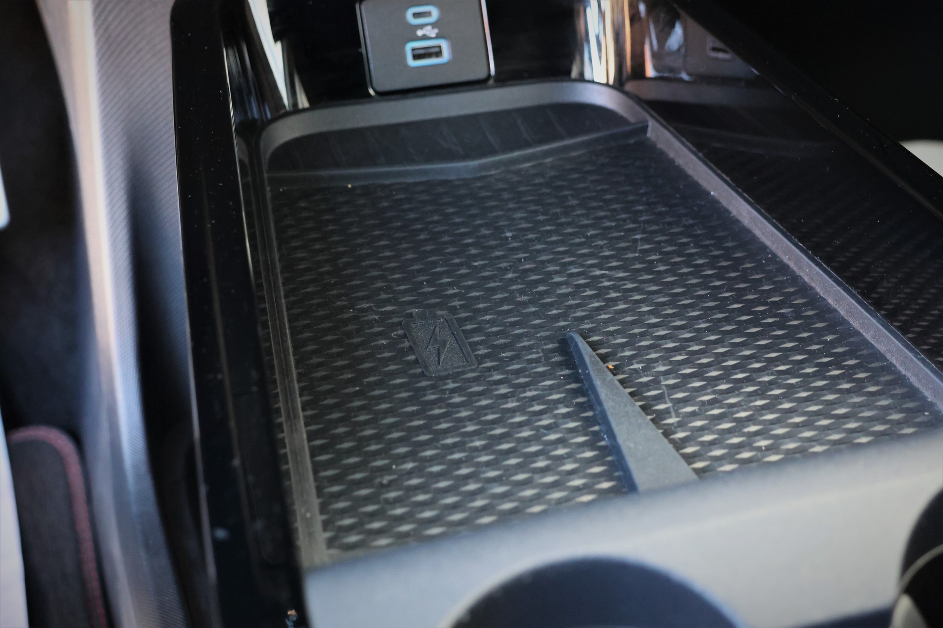 FORD Mustang MACH-E Premium AWD 88 kWh (CH)-image-28