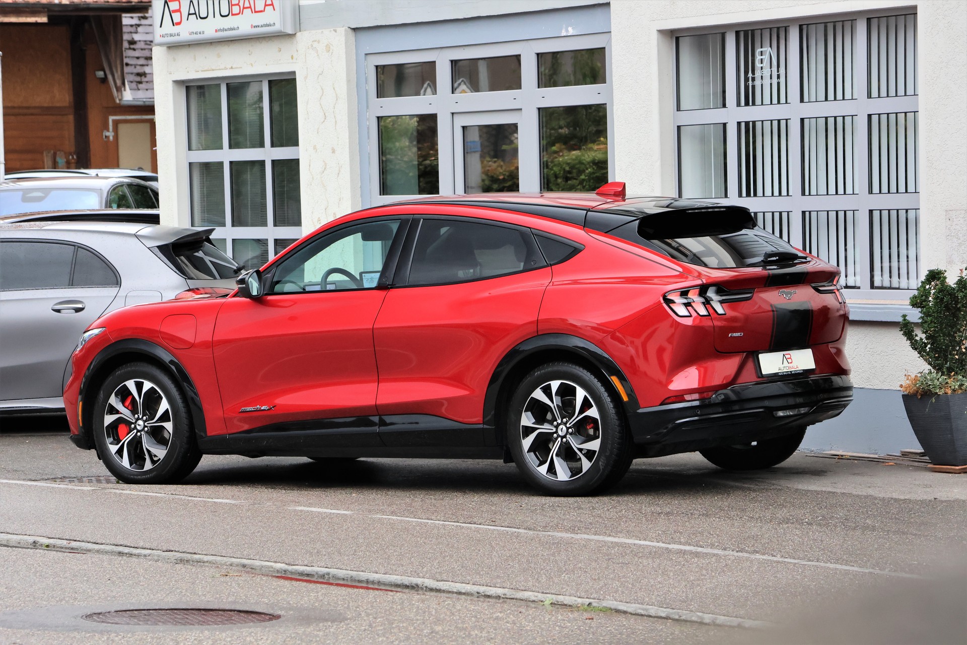 FORD Mustang MACH-E Premium AWD 88 kWh (CH)-image-4