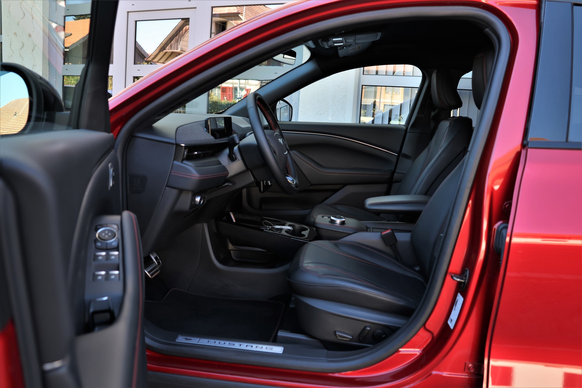 FORD Mustang MACH-E Premium AWD 88 kWh (CH)-image-9