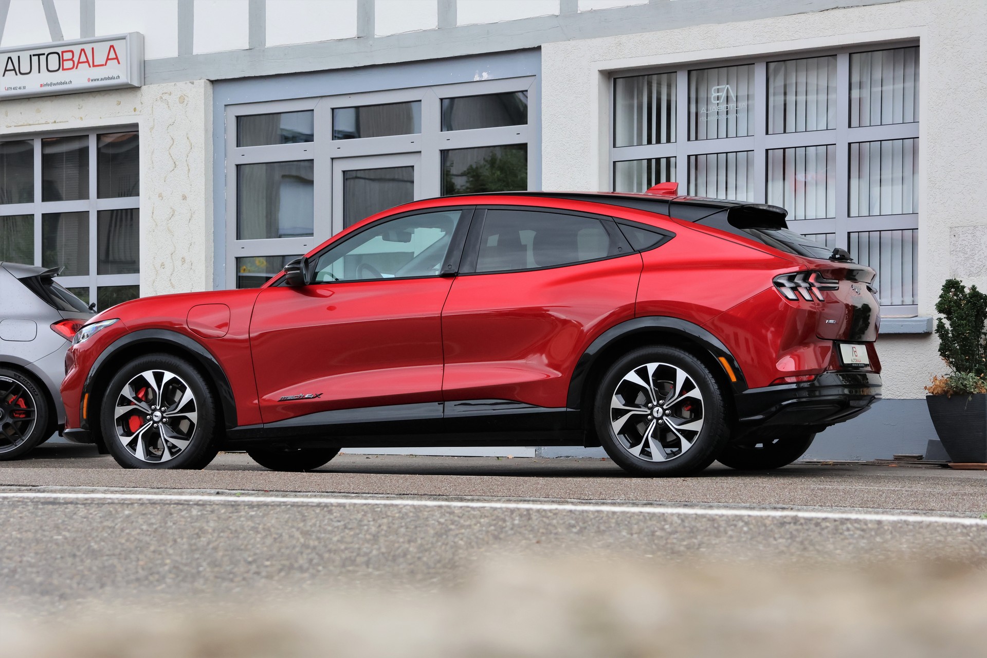FORD Mustang MACH-E Premium AWD 88 kWh (CH)-showroom-element-3