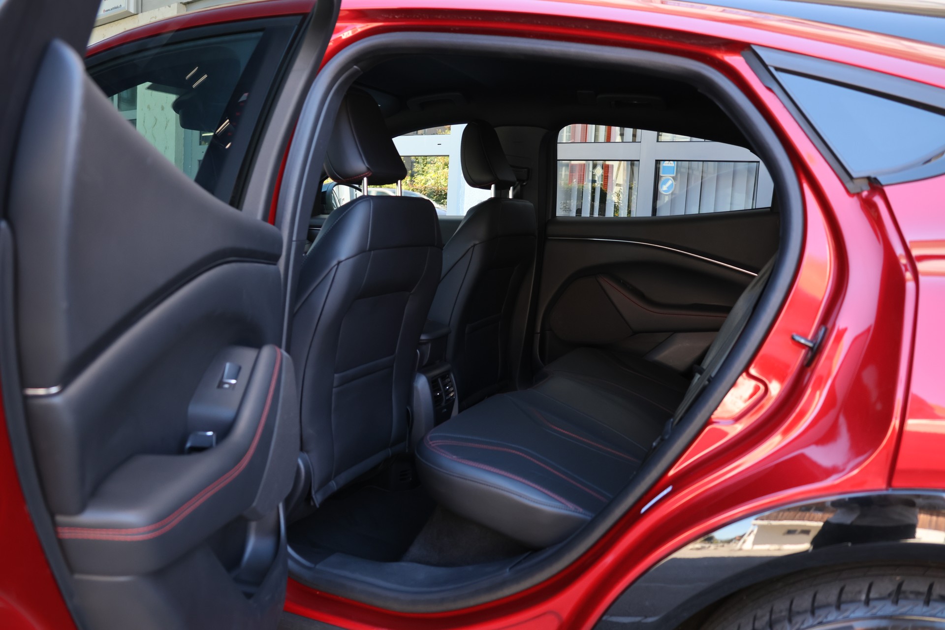 FORD Mustang MACH-E Premium AWD 88 kWh (CH)-image-13