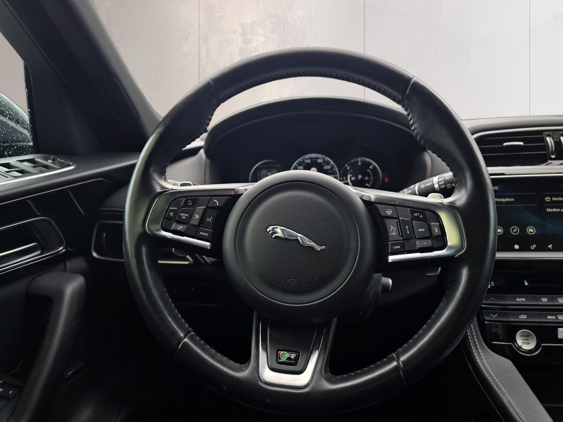JAGUAR F-Pace 2.0d R-Sport AWD Automatik-image-9