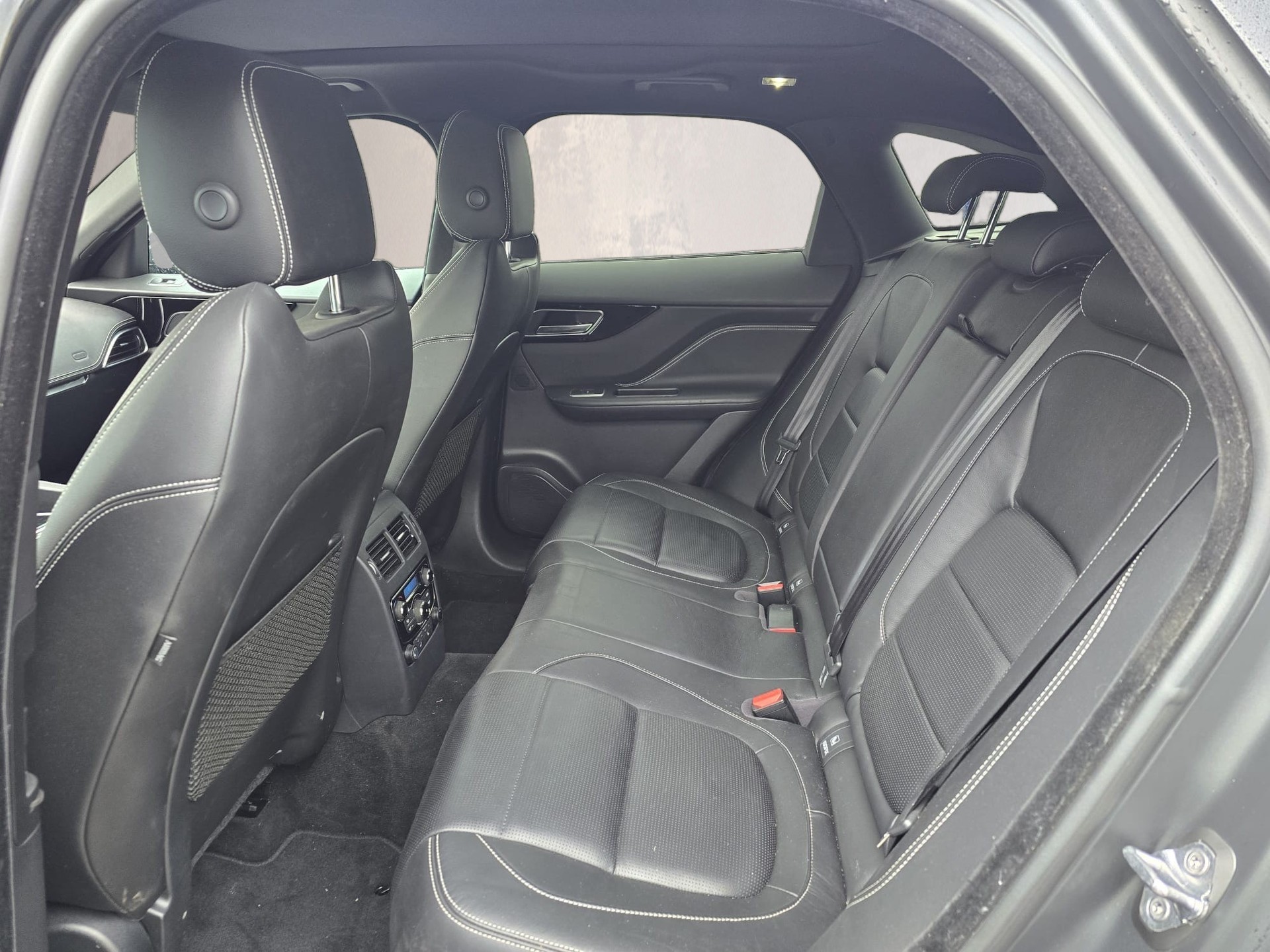 JAGUAR F-Pace 2.0d R-Sport AWD Automatik-image-15