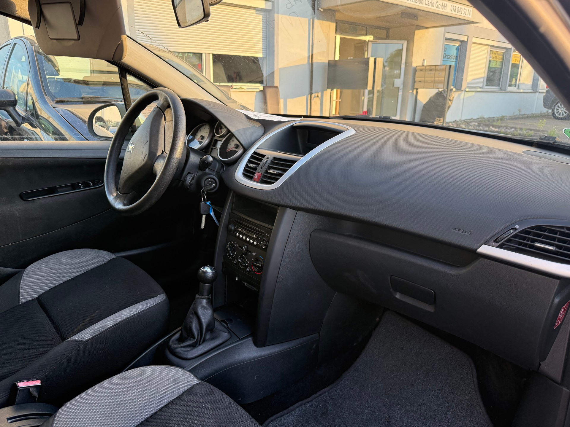 PEUGEOT 207 1.4 Urban-image-3