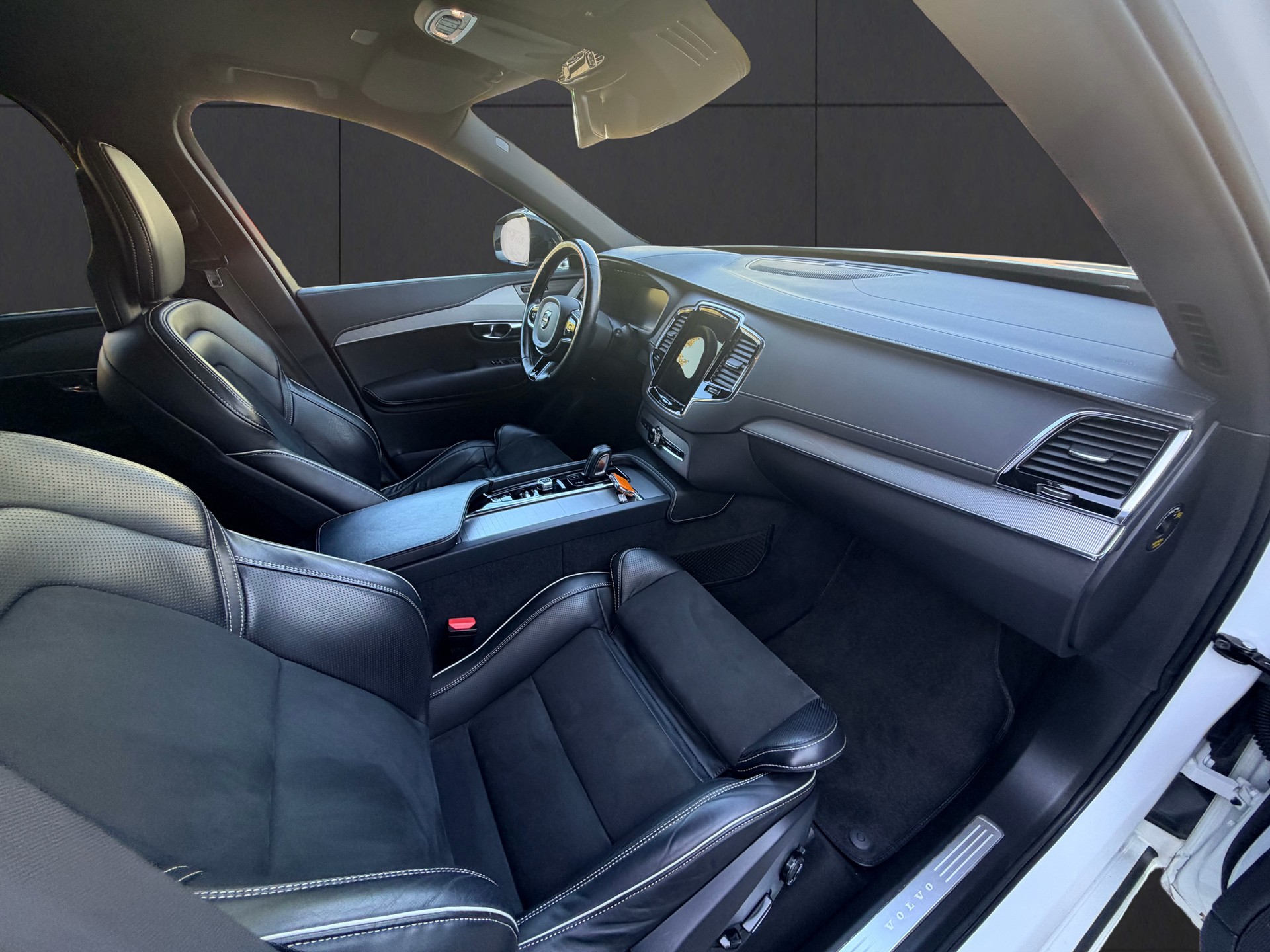 VOLVO XC90 B5 Diesel AWD R-Design Geartronic-image-9