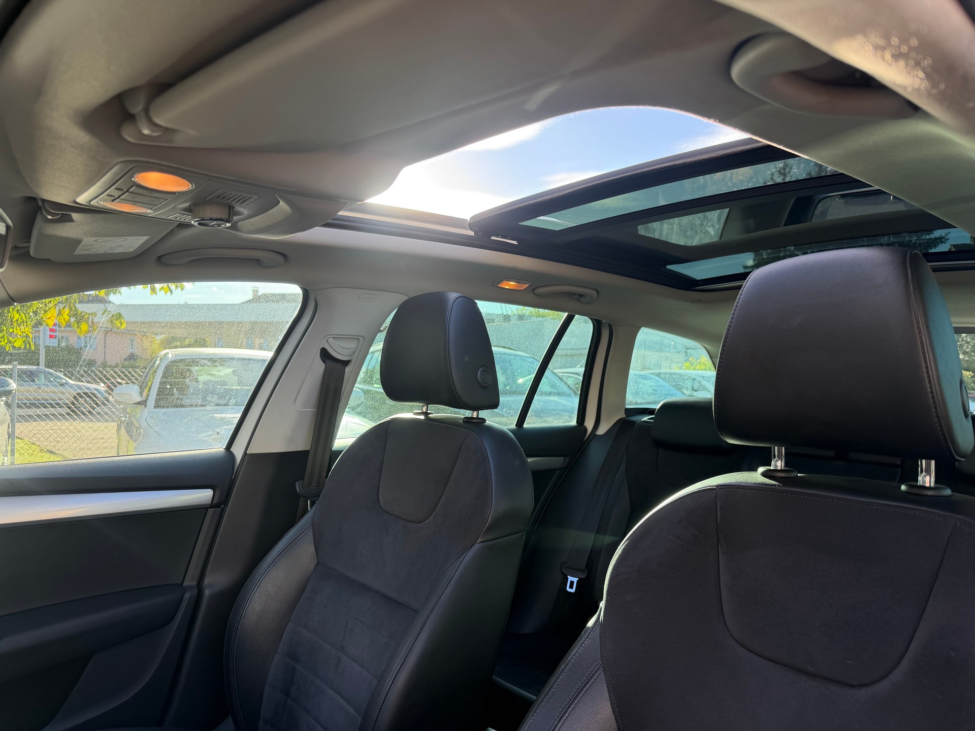 SKODA Octavia Combi 2.0 TDI Ambition 4x4 DSG-image-11