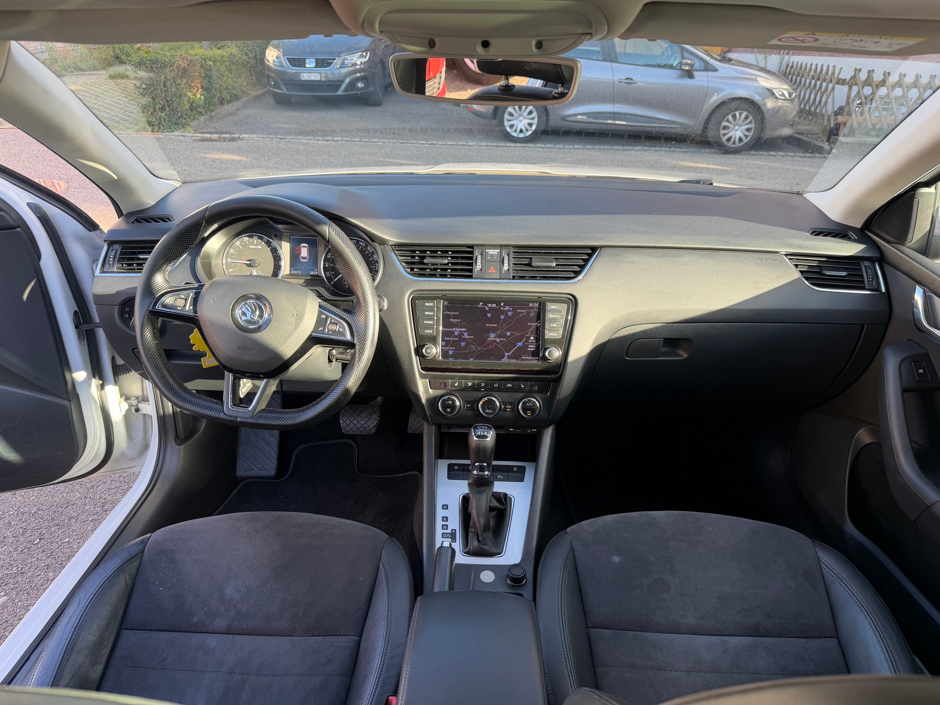 SKODA Octavia Combi 2.0 TDI Ambition 4x4 DSG-image-10