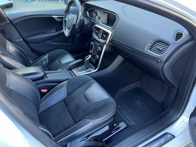 VOLVO V40 2.0 D3 R-Design S/S-image-6