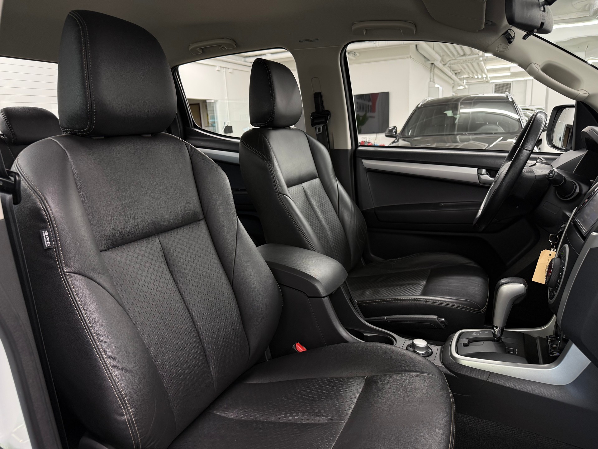 ISUZU D-MAX 2.5 Crew Cab Solar Special 4x4-image-23