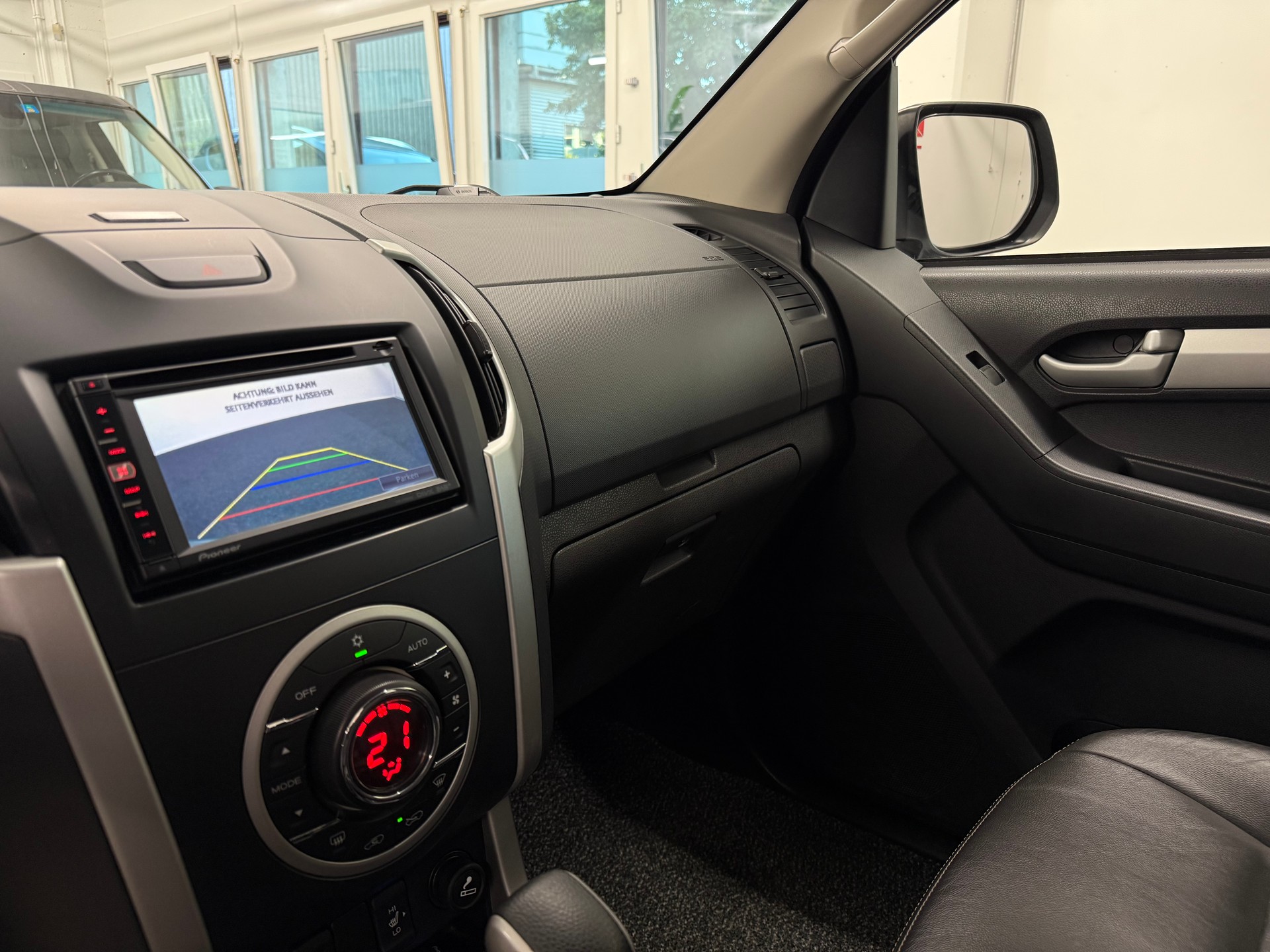ISUZU D-MAX 2.5 Crew Cab Solar Special 4x4-image-18