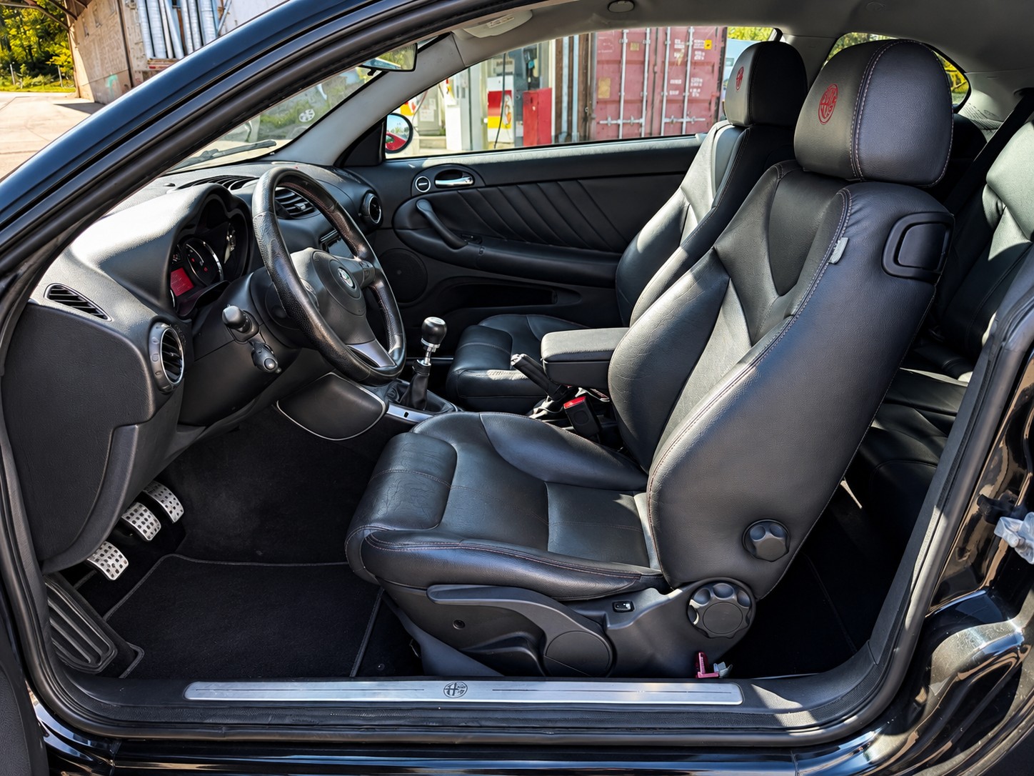 ALFA ROMEO GT 1.9 JTD Black Line-image-9