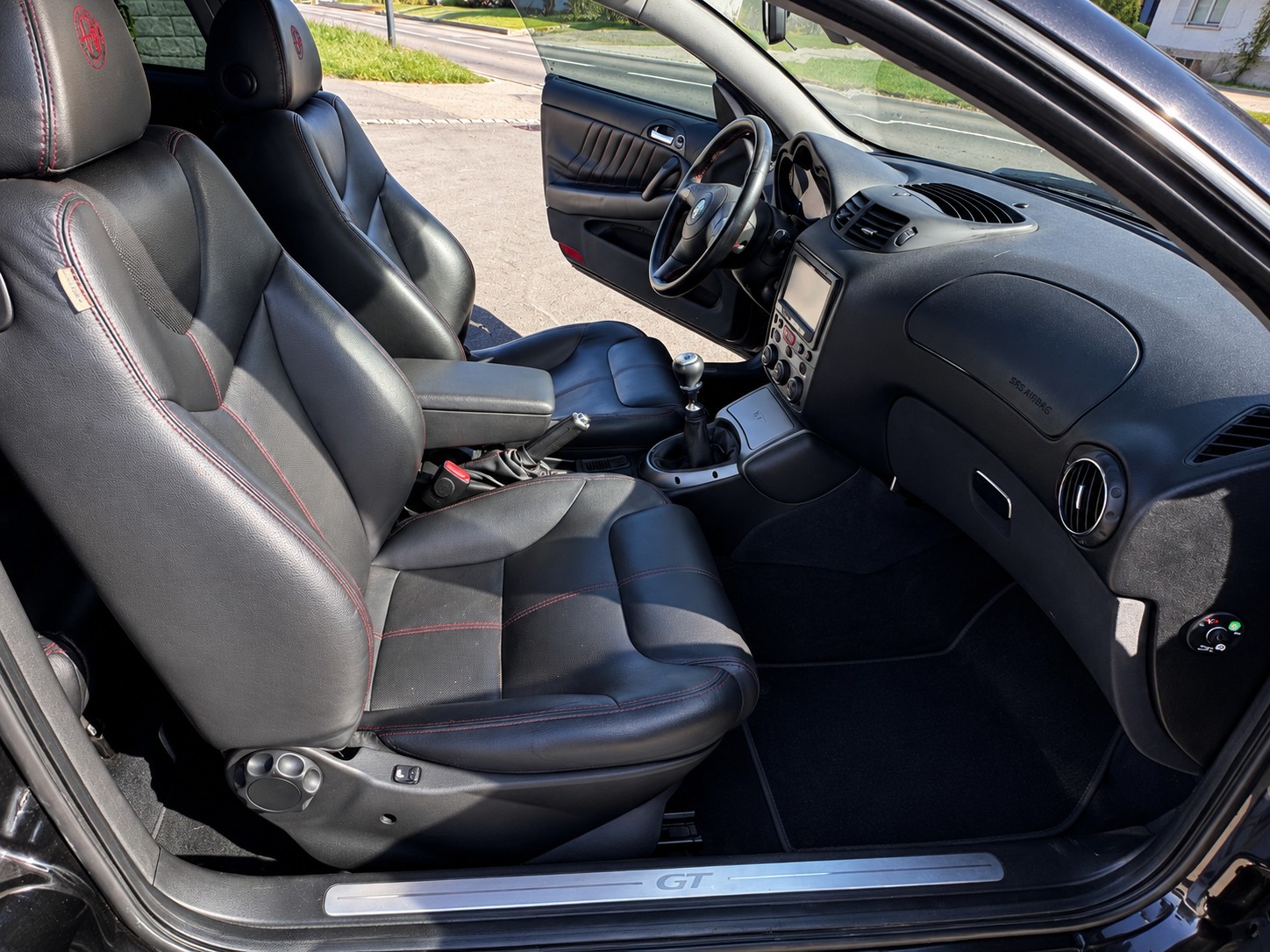 ALFA ROMEO GT 1.9 JTD Black Line-image-11